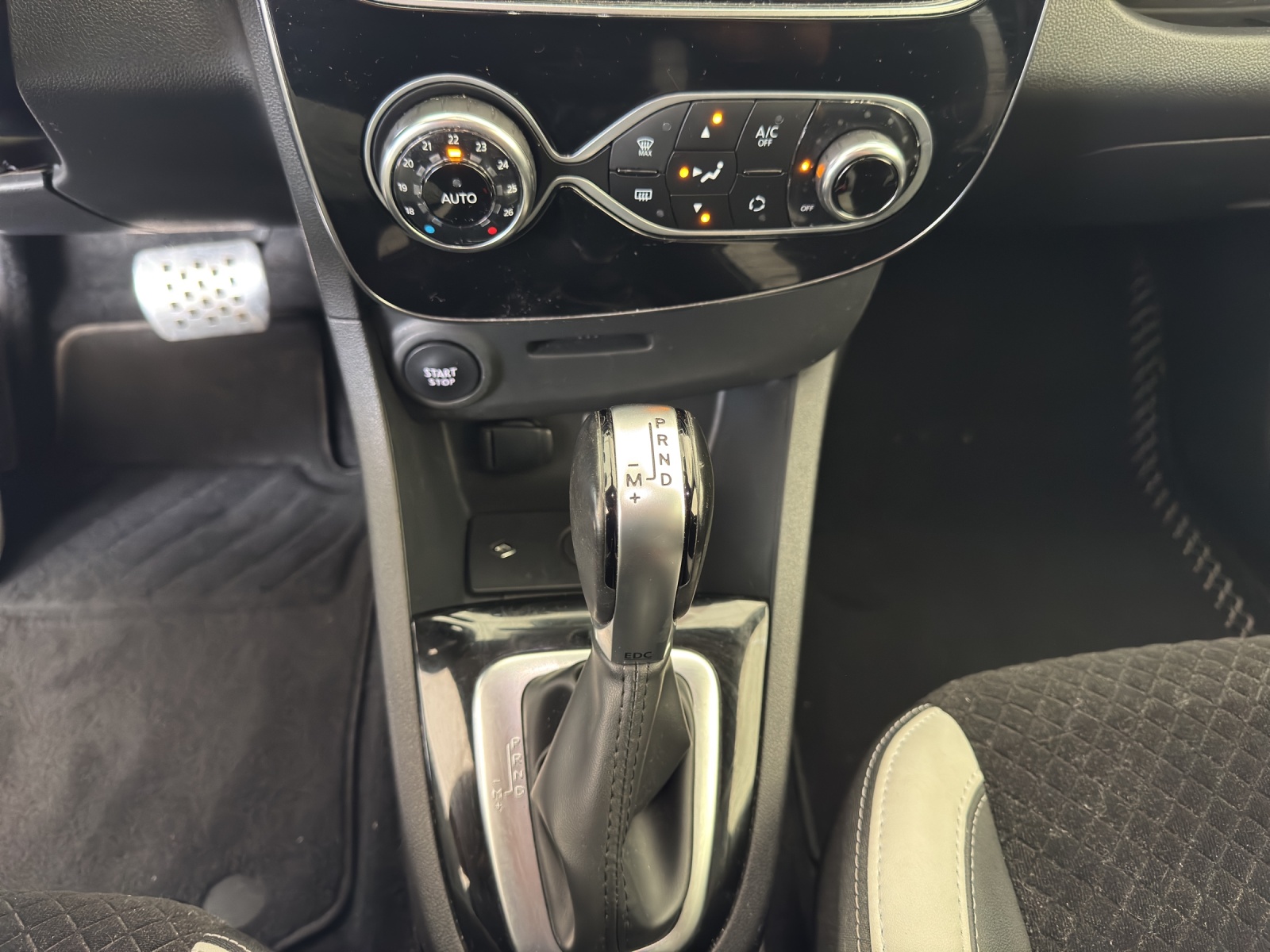 RENAULT Clio 1.2 TCe 120PS 90th Anniv. S/S *Automat*-image-16