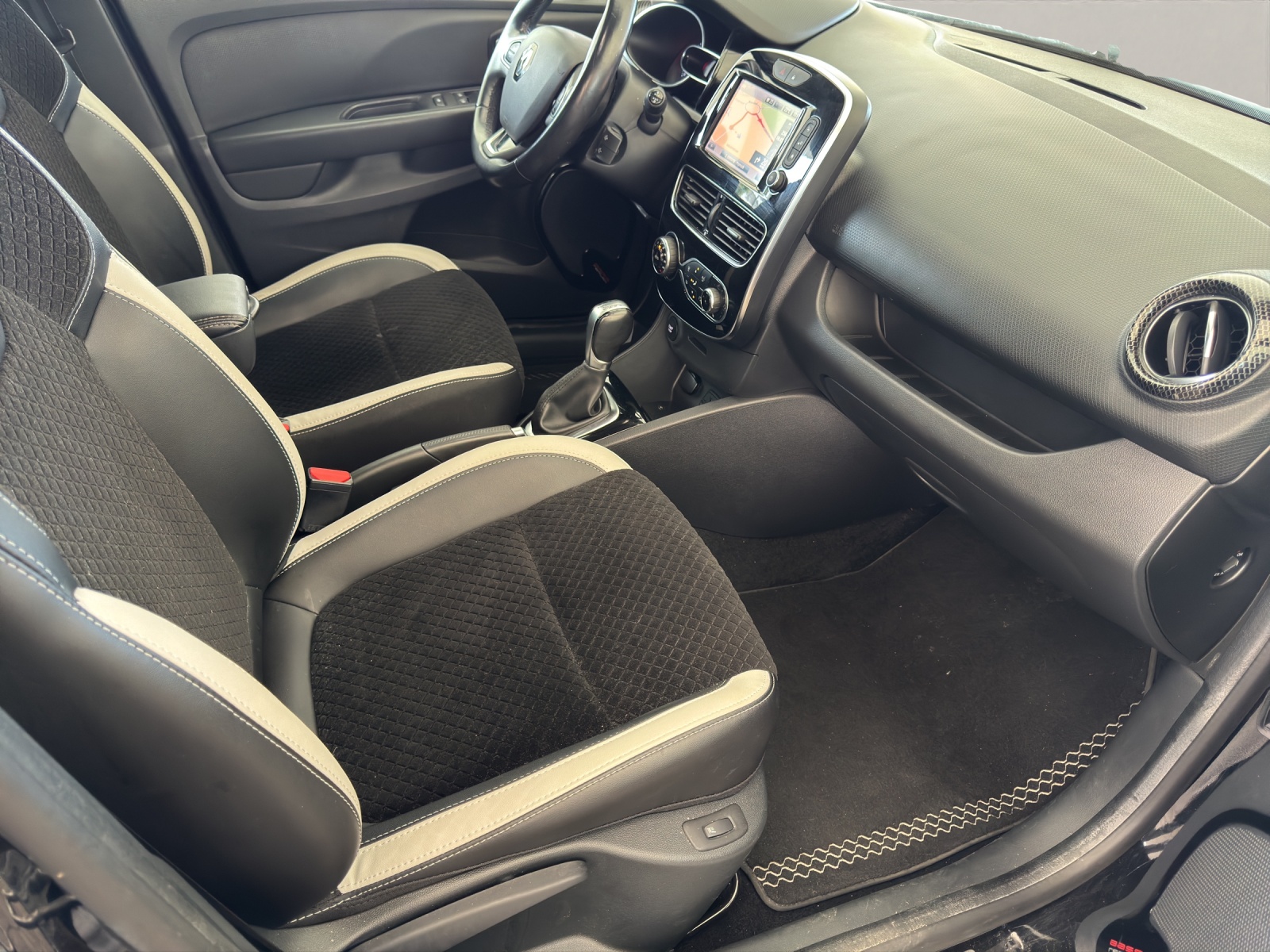 RENAULT Clio 1.2 TCe 120PS 90th Anniv. S/S *Automat*-image-11