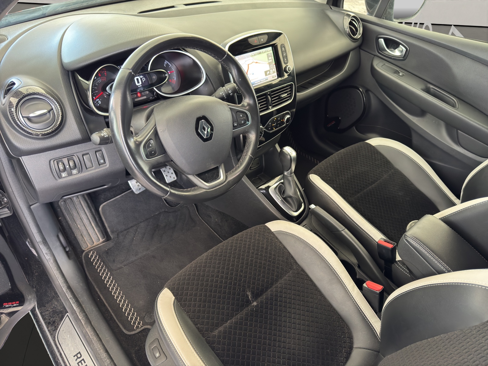RENAULT Clio 1.2 TCe 120PS 90th Anniv. S/S *Automat*-image-9