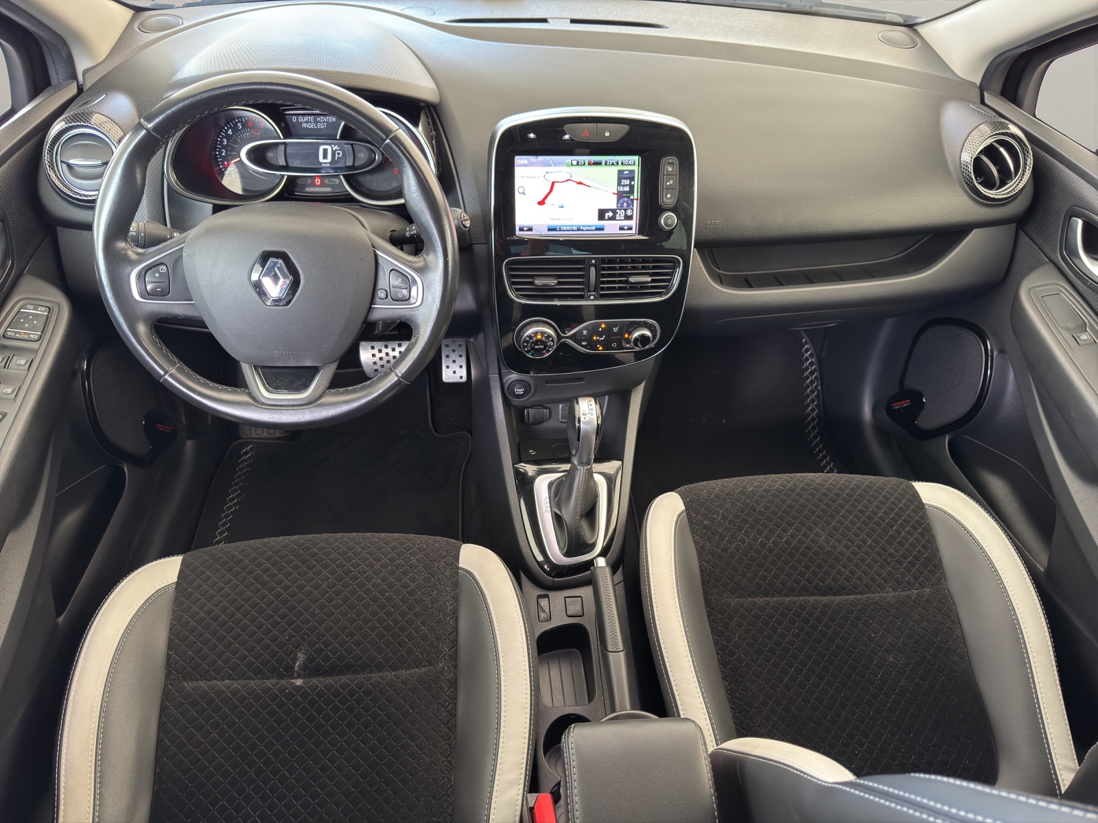 RENAULT Clio 1.2 TCe 120PS 90th Anniv. S/S *Automat*-image-8