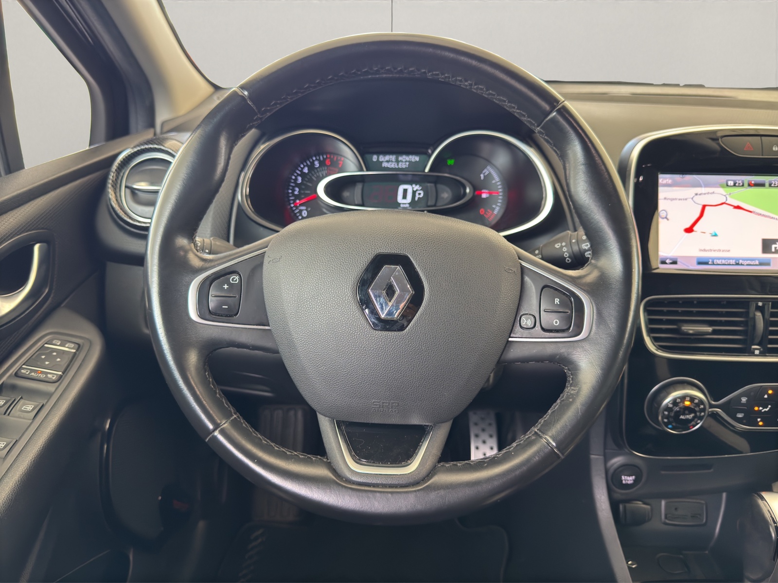 RENAULT Clio 1.2 TCe 120PS 90th Anniv. S/S *Automat*-image-13