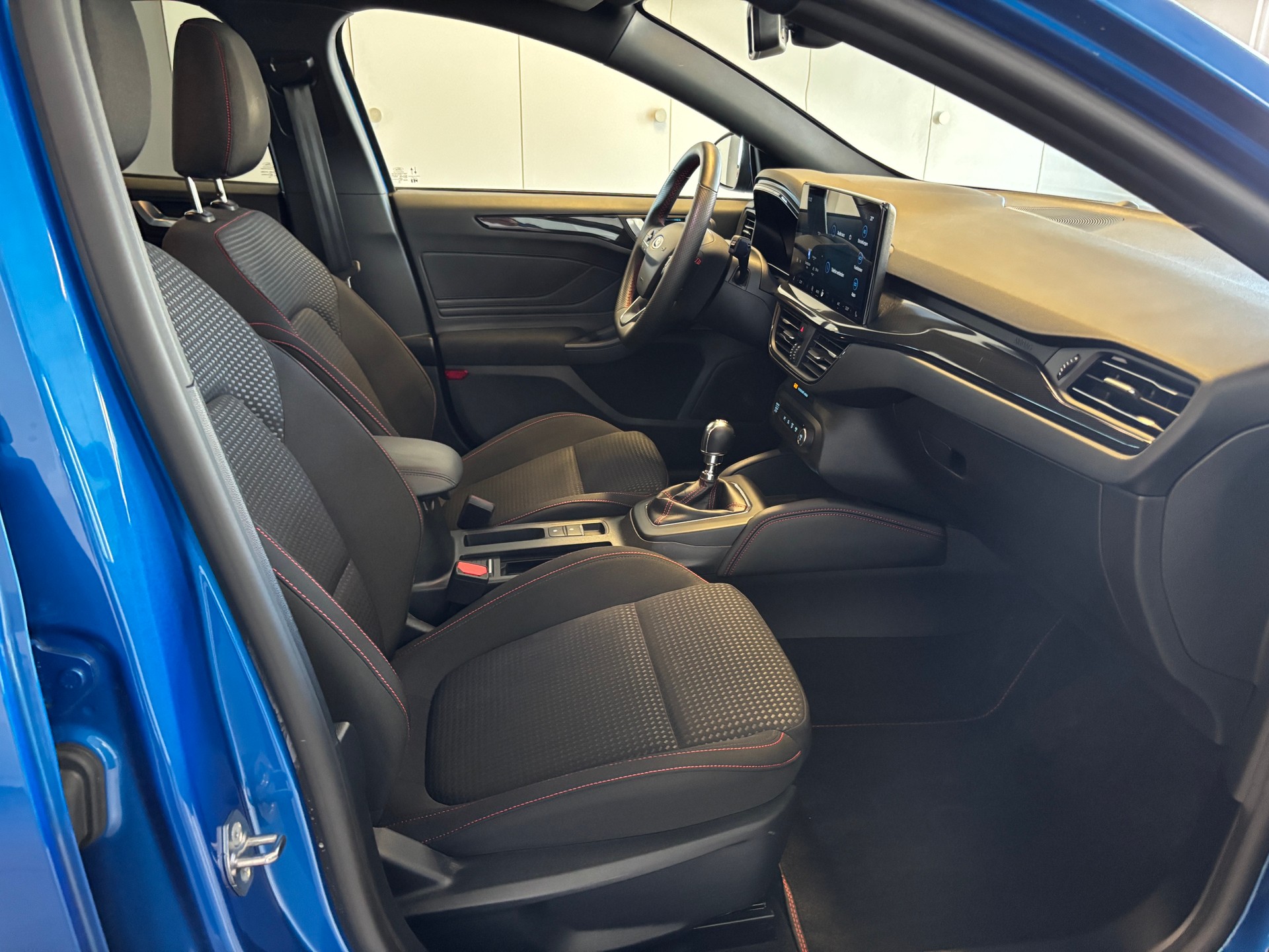 FORD Focus 1.0 MHEV ST-Line X-image-9