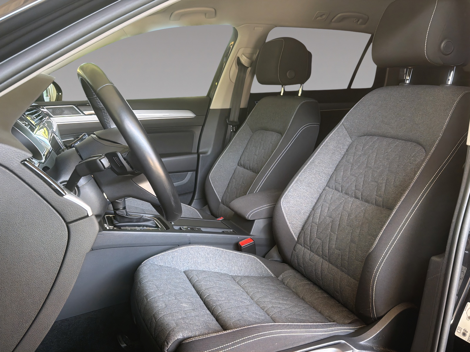 VW Passat Variant 2.0 TDI 150 Business DSG-image-5