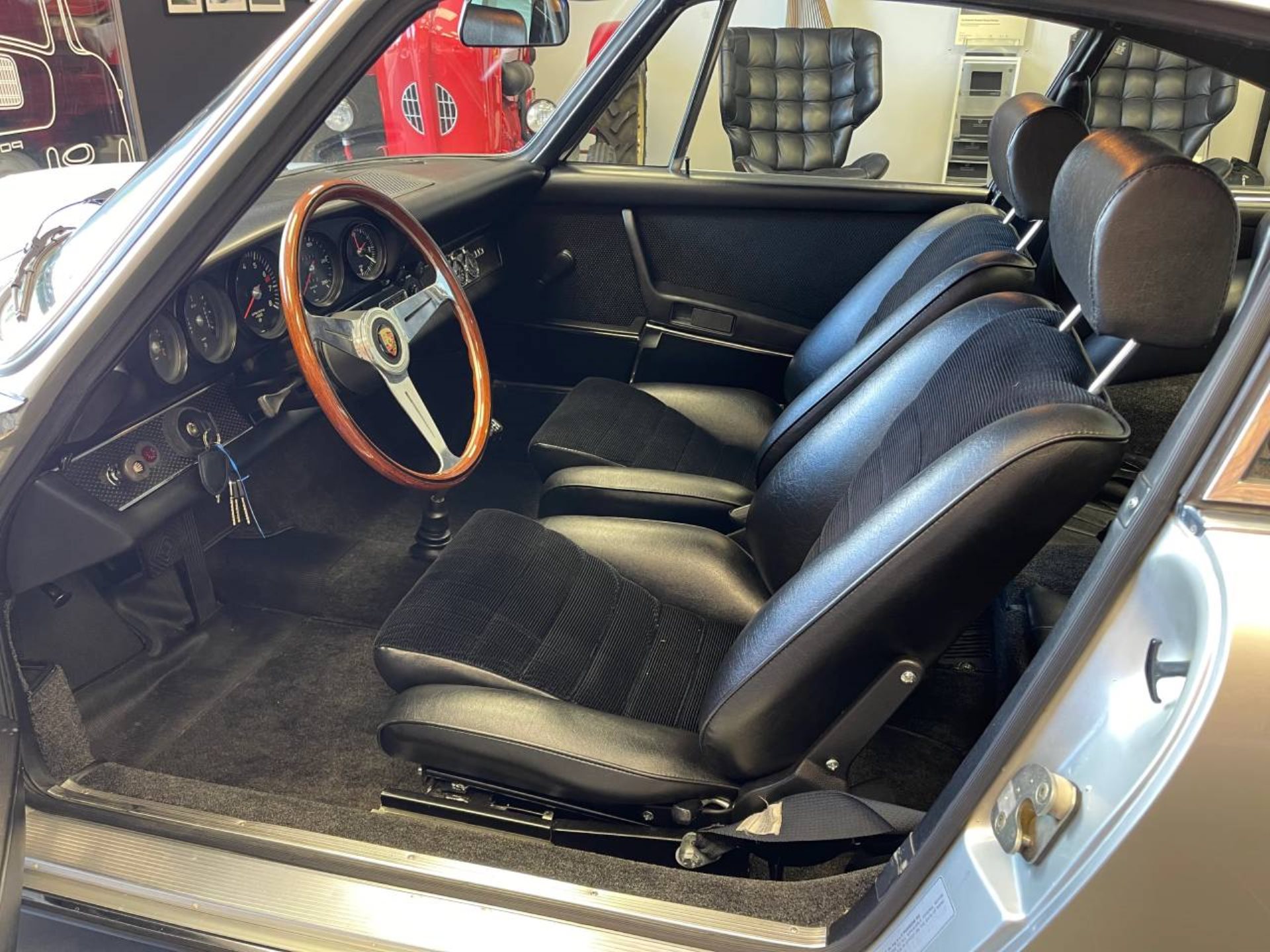 PORSCHE 911 T 2.2 Coupé-image-4