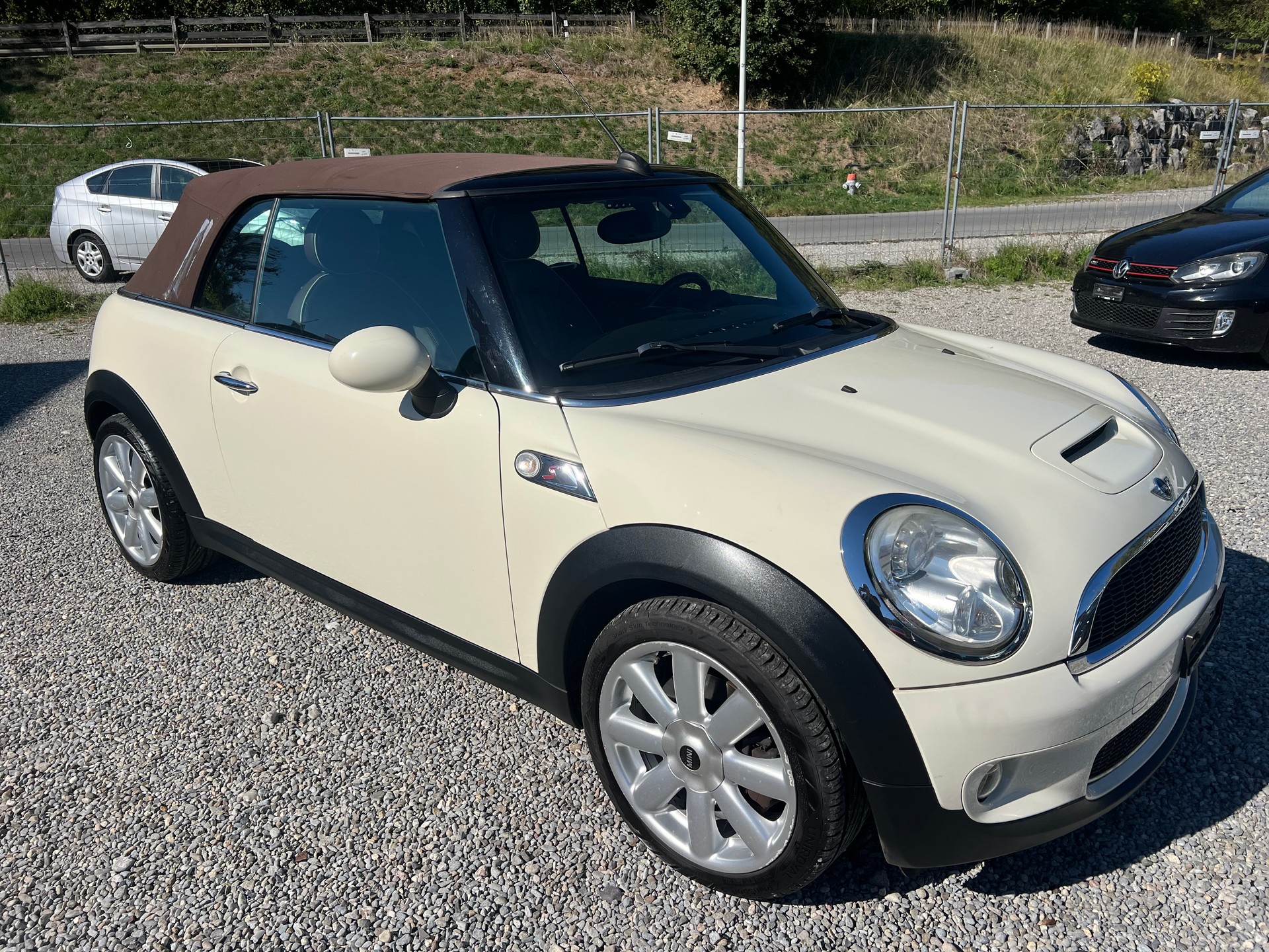 MINI Cooper S Cabriolet-image-1