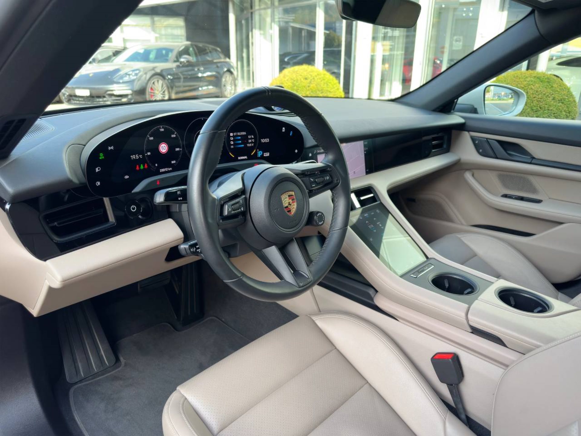PORSCHE Taycan-showroom-element-3
