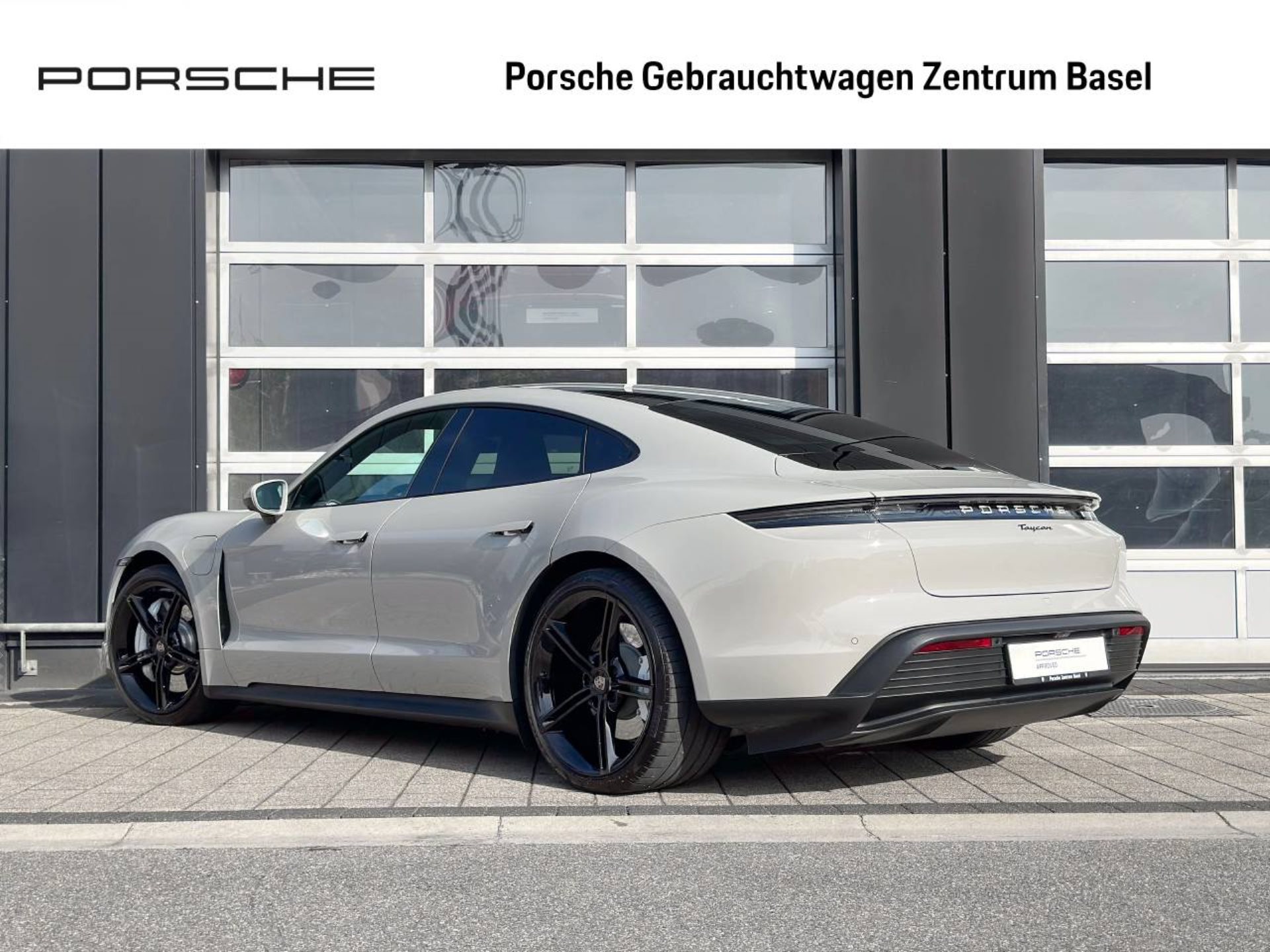 PORSCHE Taycan-showroom-element-2