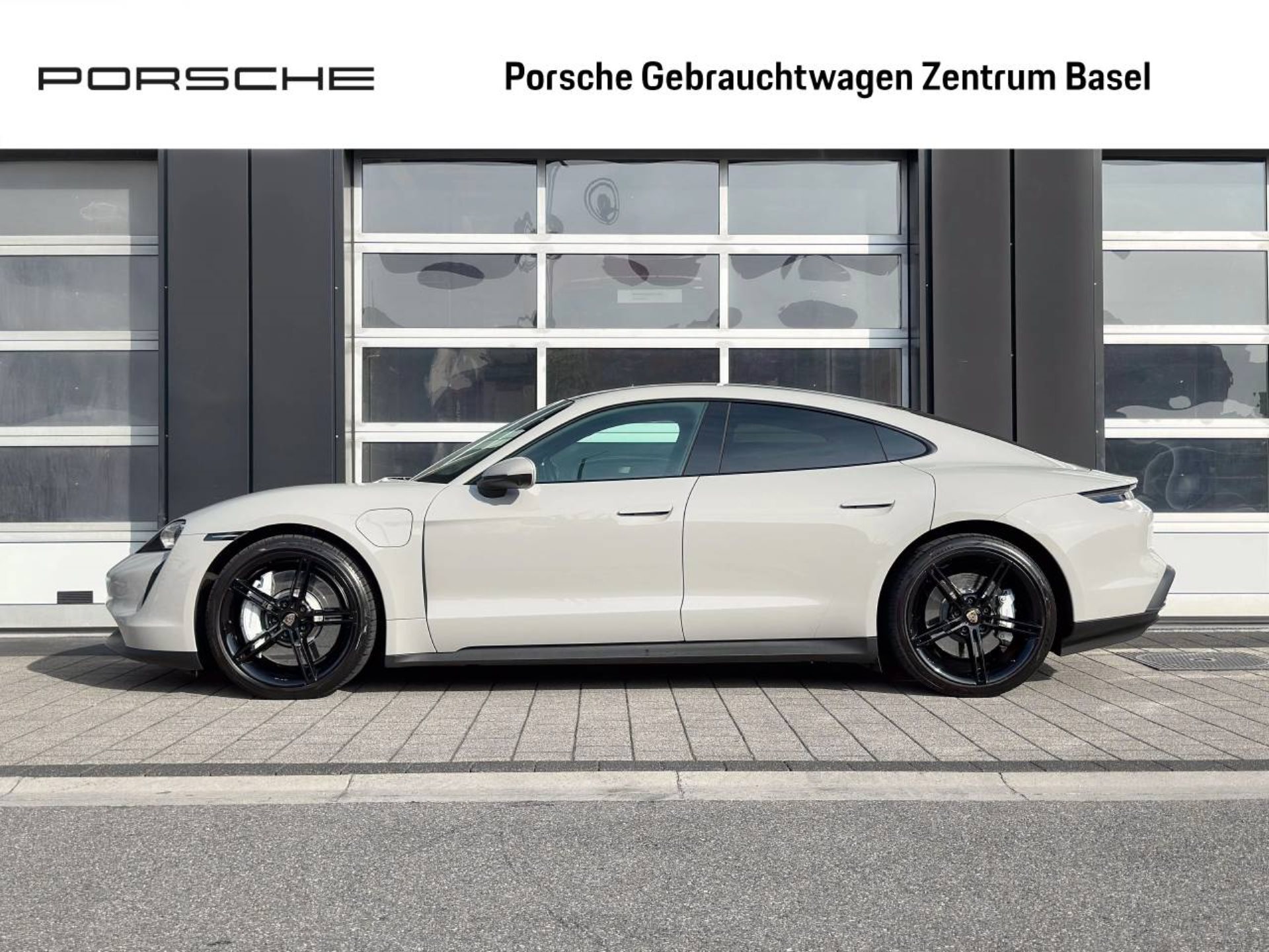 PORSCHE Taycan-showroom-element-1