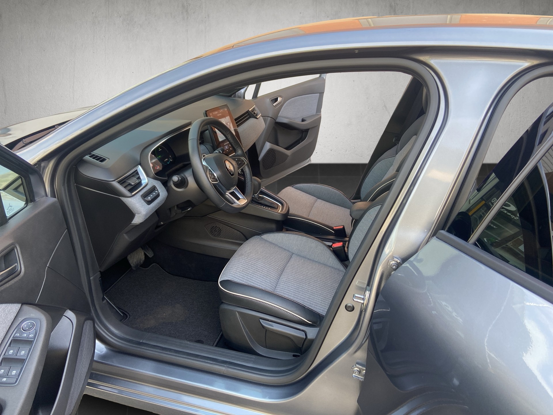 RENAULT Clio 1.6 E-Tech Techno-image-6