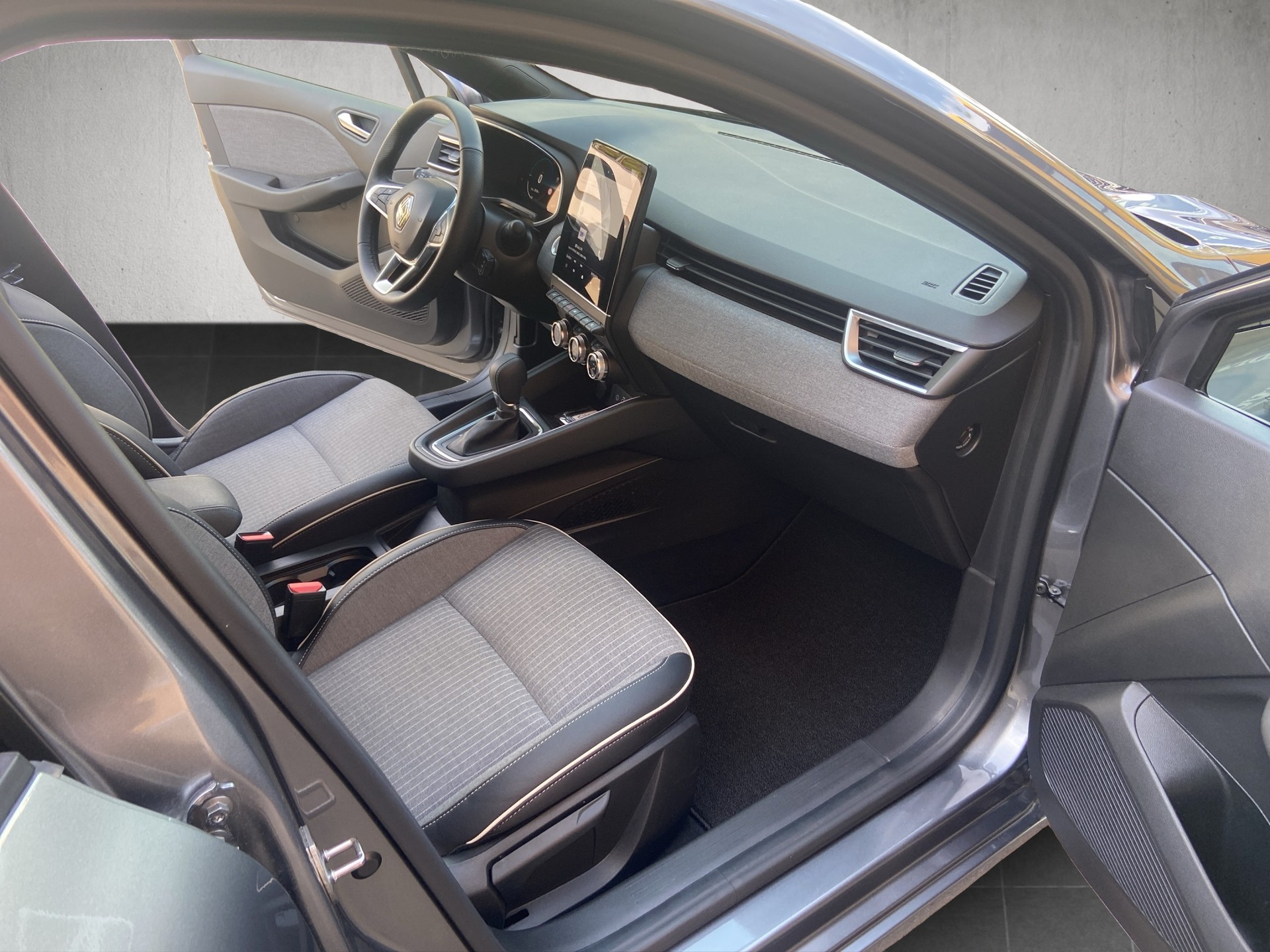 RENAULT Clio 1.6 E-Tech Techno-image-11