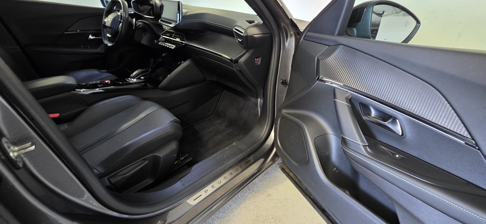 PEUGEOT 2008 PureTech 130 S&S EAT8 GT 5d-image-9