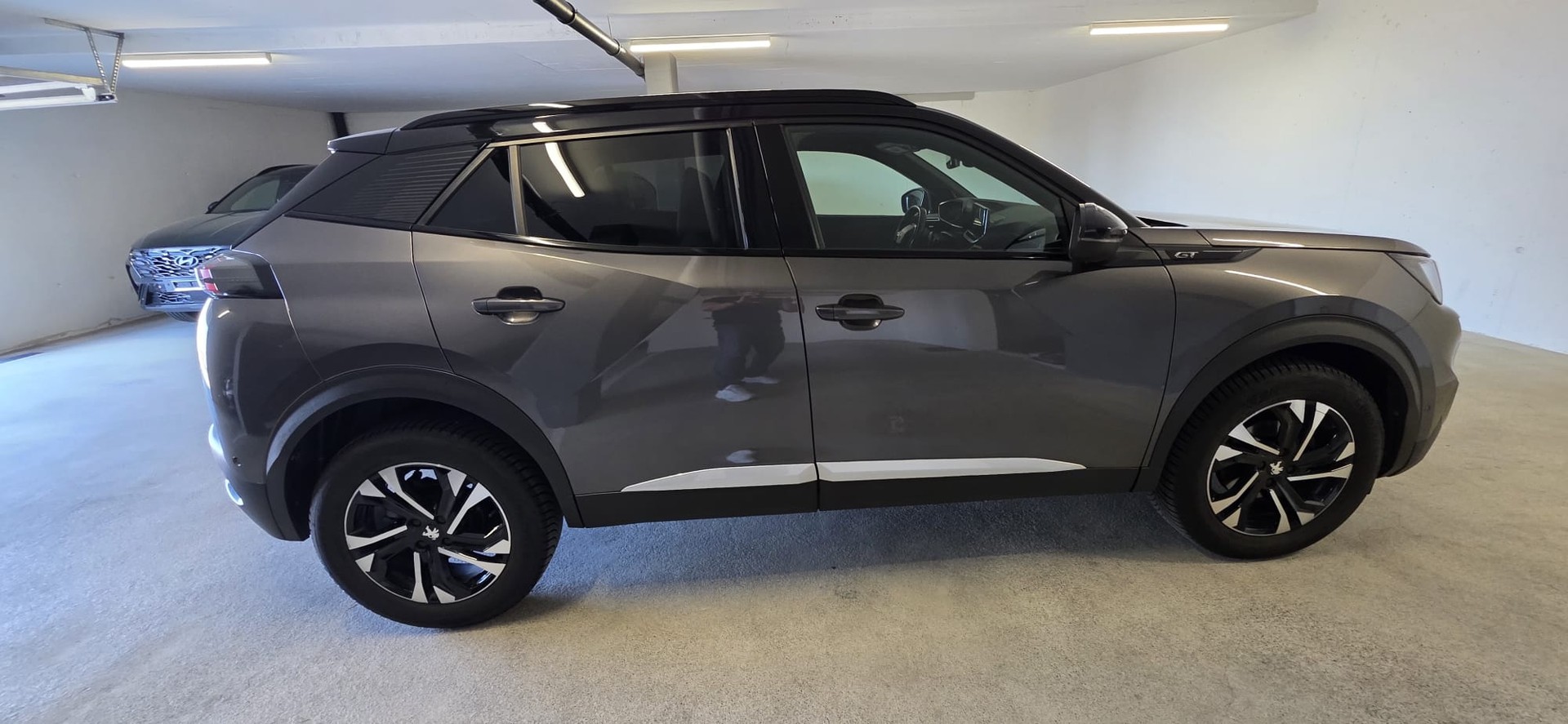 PEUGEOT 2008 PureTech 130 S&S EAT8 GT 5d-image-5