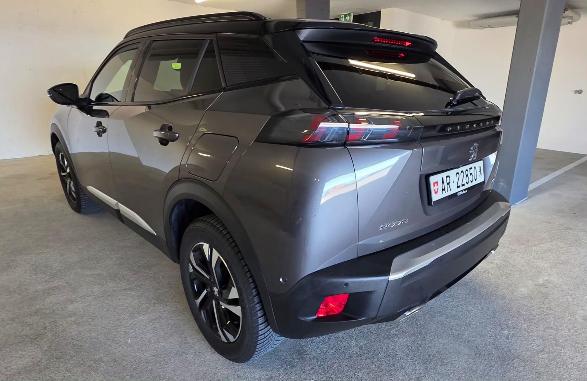 PEUGEOT 2008 PureTech 130 S&S EAT8 GT 5d-image-3