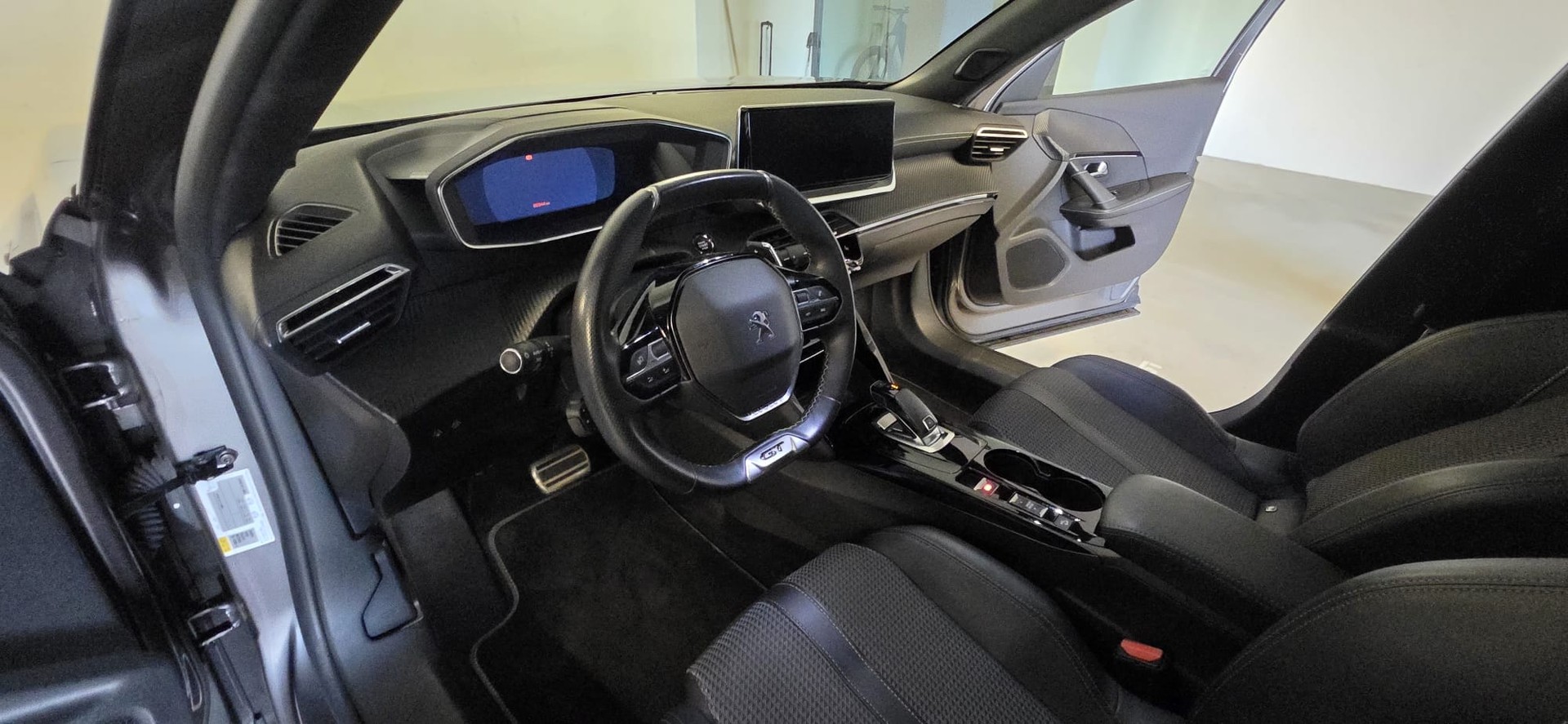 PEUGEOT 2008 PureTech 130 S&S EAT8 GT 5d-image-10