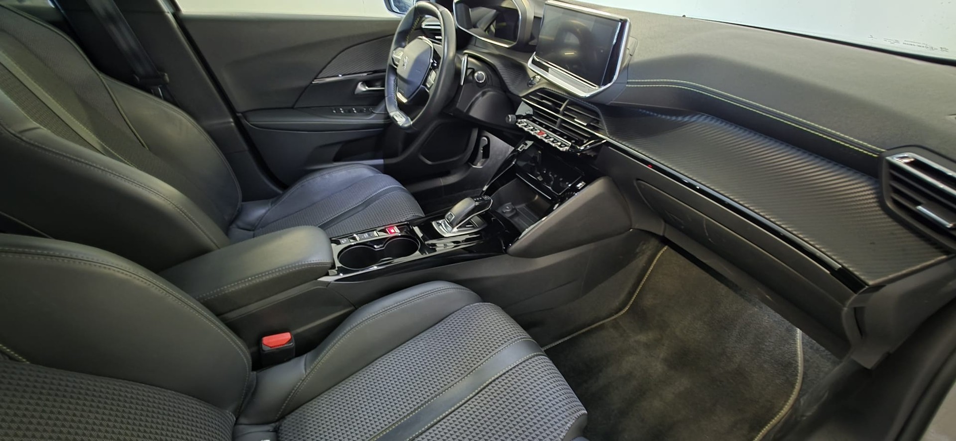 PEUGEOT 2008 PureTech 130 S&S EAT8 GT 5d-image-6