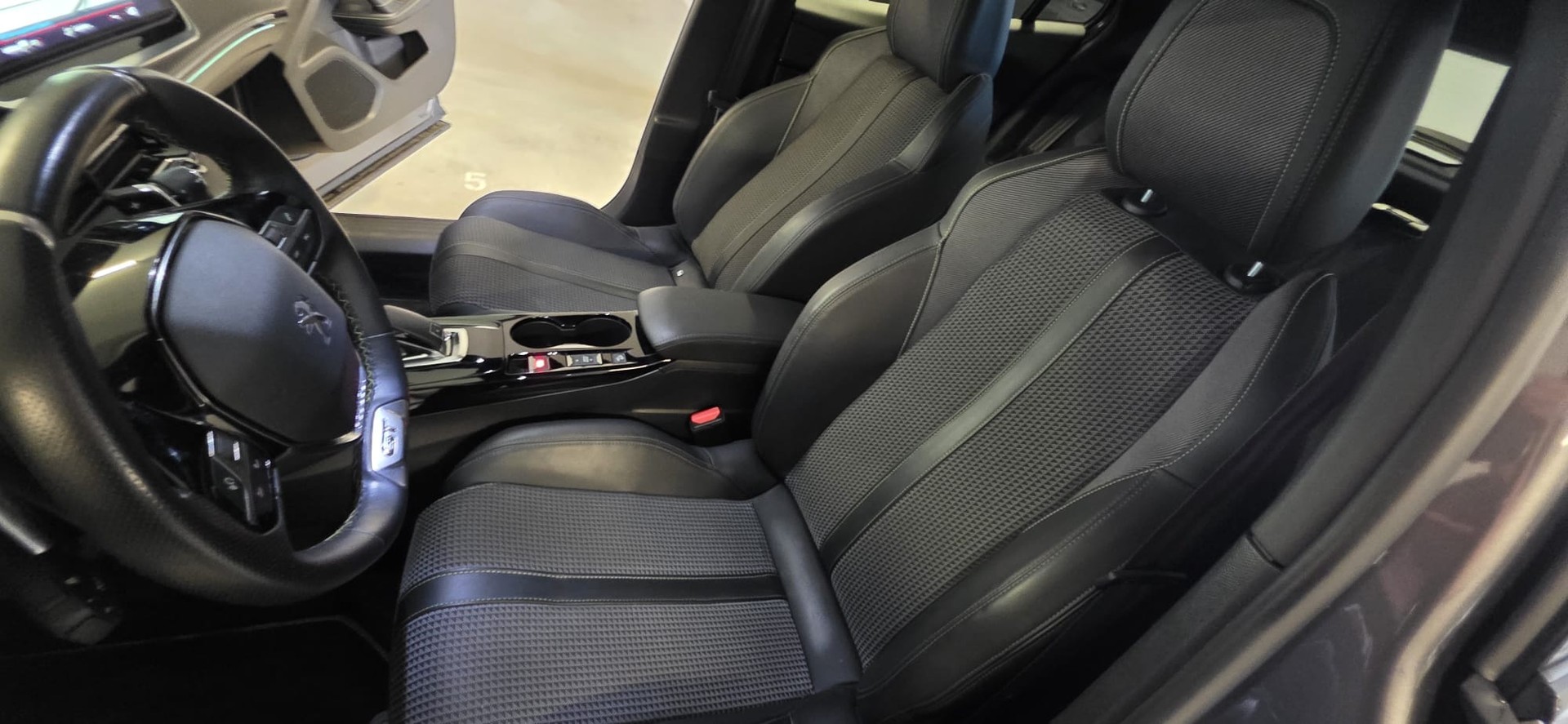 PEUGEOT 2008 PureTech 130 S&S EAT8 GT 5d-image-7