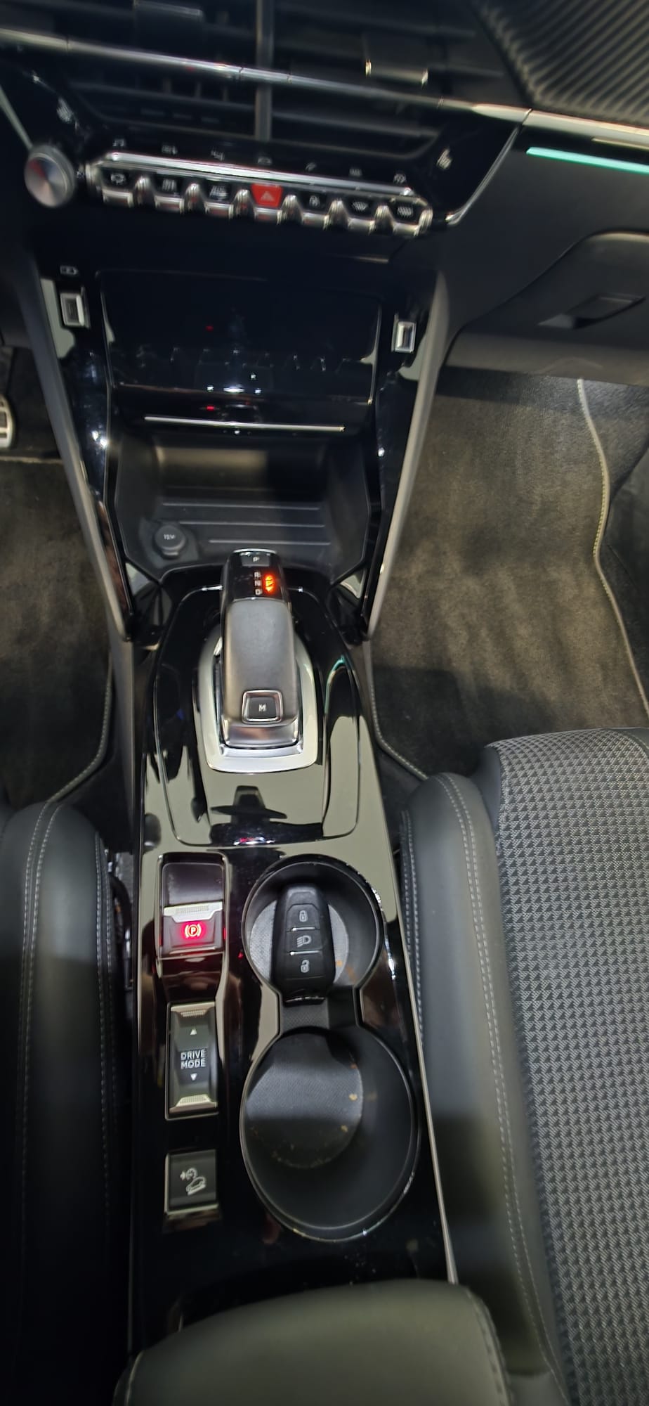 PEUGEOT 2008 PureTech 130 S&S EAT8 GT 5d-image-12