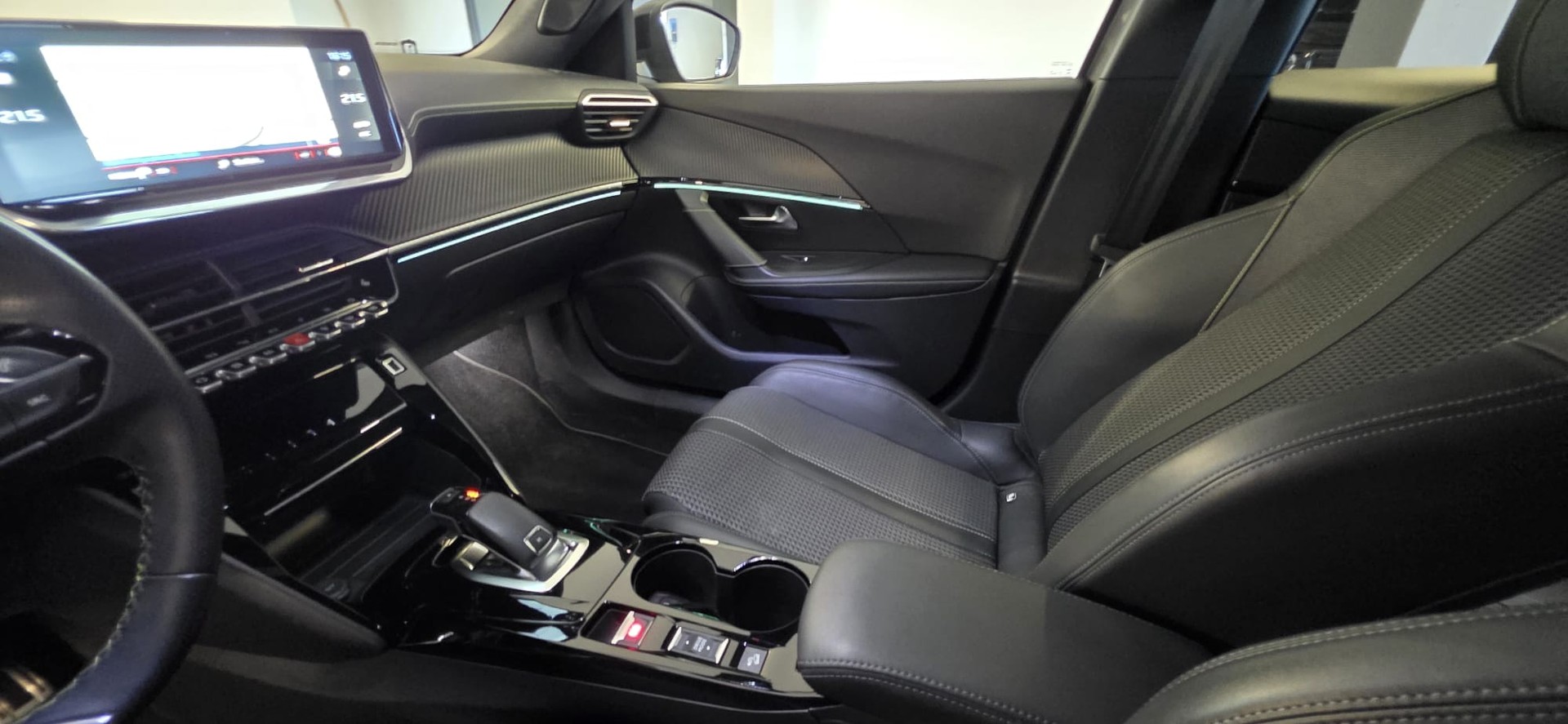 PEUGEOT 2008 PureTech 130 S&S EAT8 GT 5d-image-8