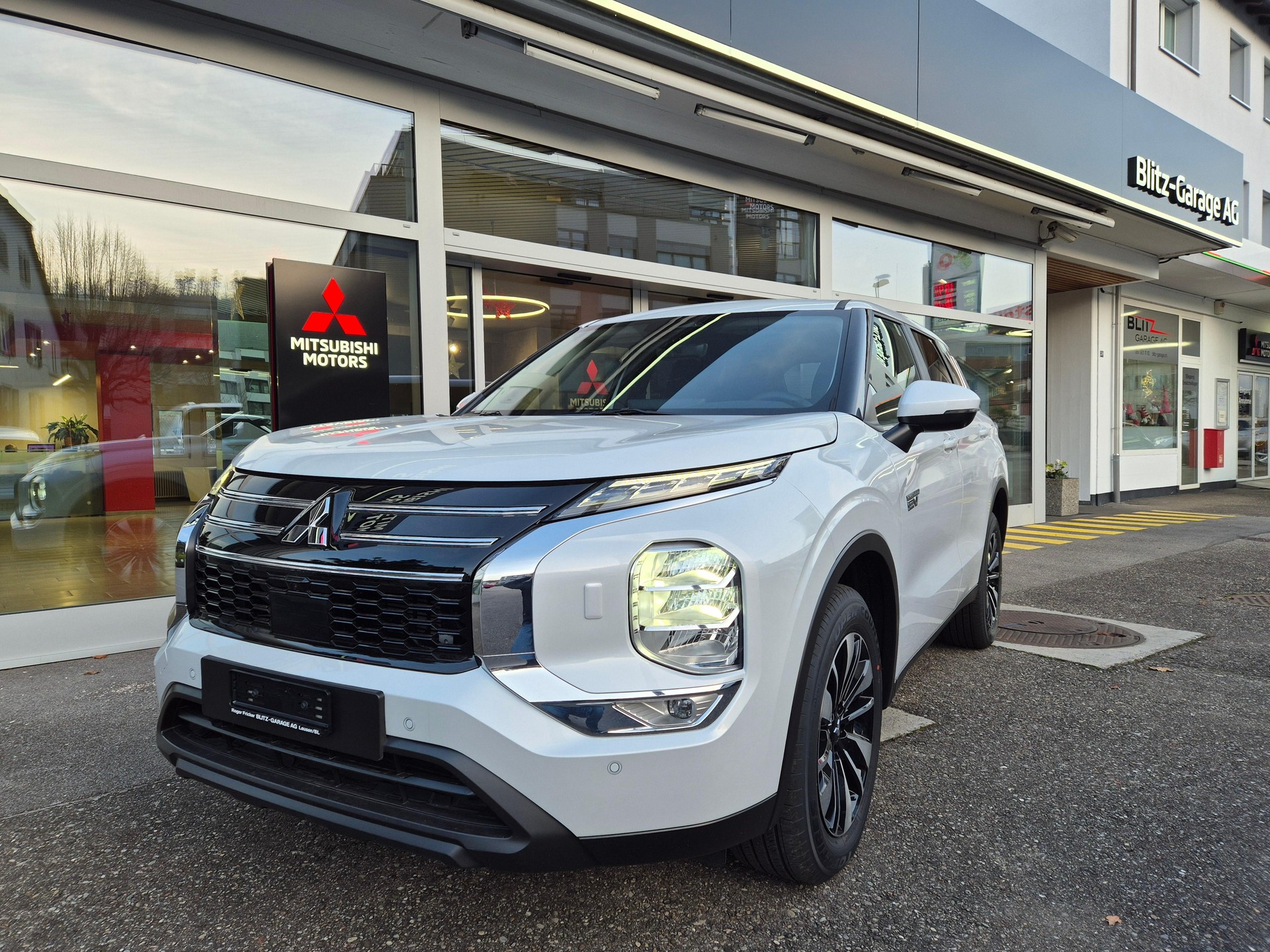 MITSUBISHI Outlander 2.4 PHEV Invite 4x4 MEGAAKTION-showroom-element-1