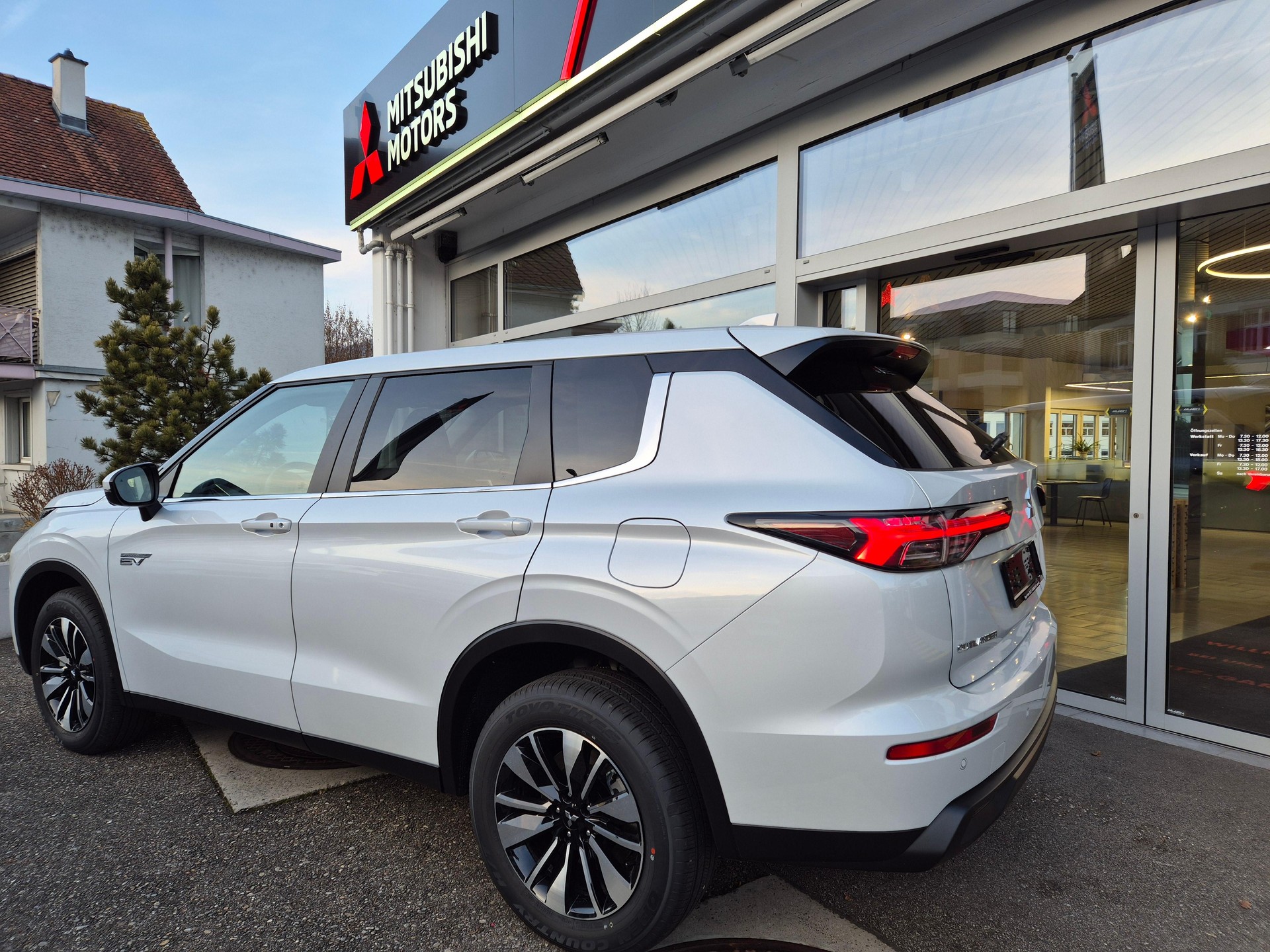 MITSUBISHI Outlander 2.4 PHEV Invite 4x4 MEGAAKTION-showroom-element-2