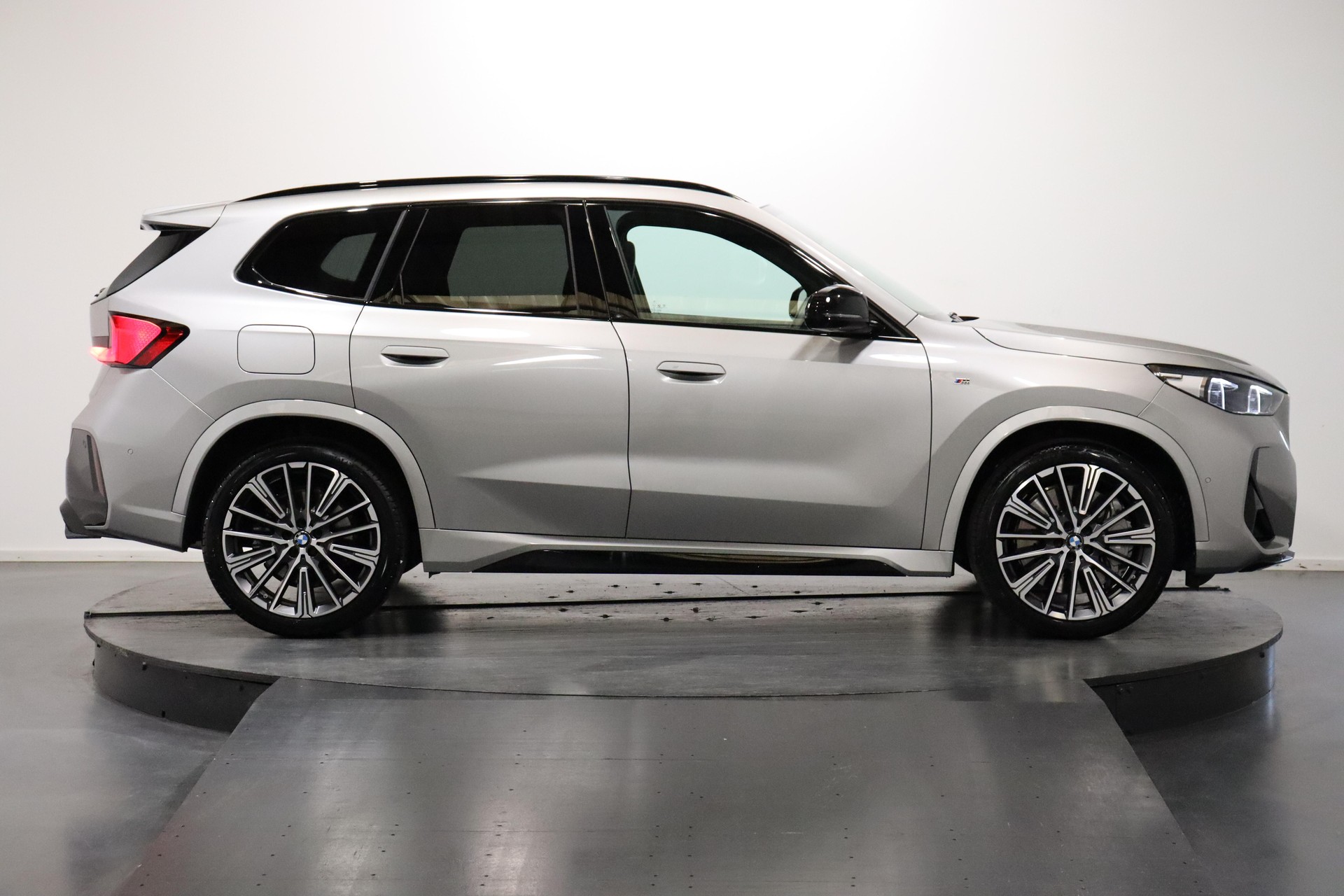 BMW X1 M35i-showroom-element-2