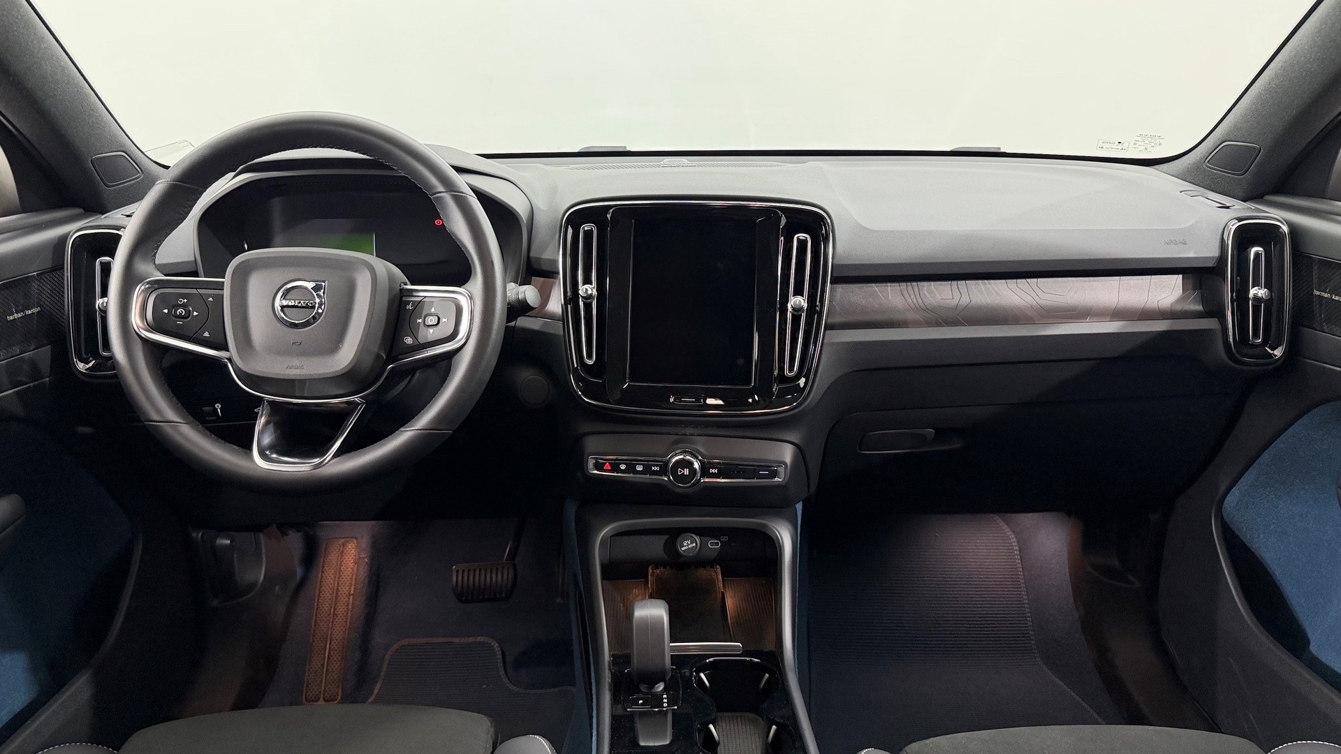 VOLVO C40 P8 Twin Recharge AWD-image-2