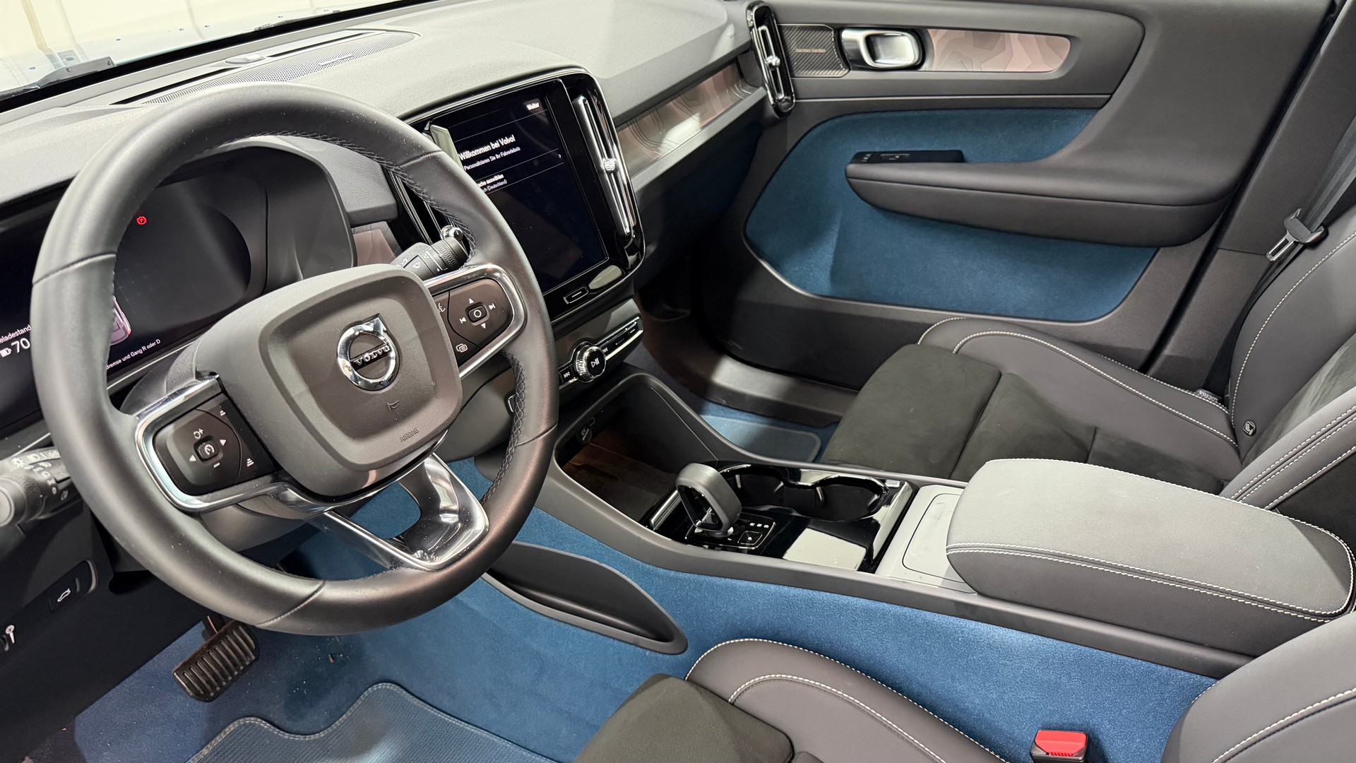 VOLVO C40 P8 Twin Recharge AWD-image-3