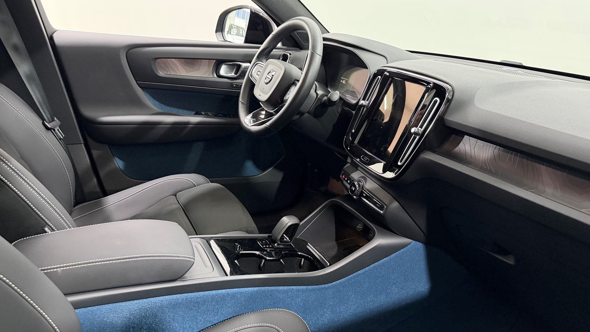 VOLVO C40 P8 Twin Recharge AWD-image-1