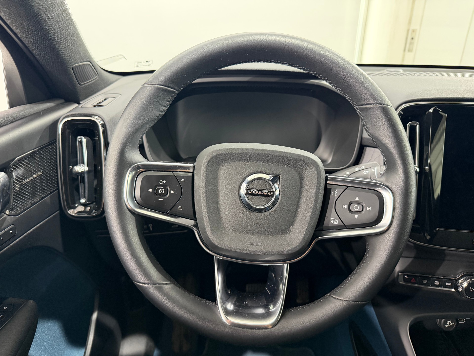VOLVO C40 P8 Twin Recharge AWD-image-13