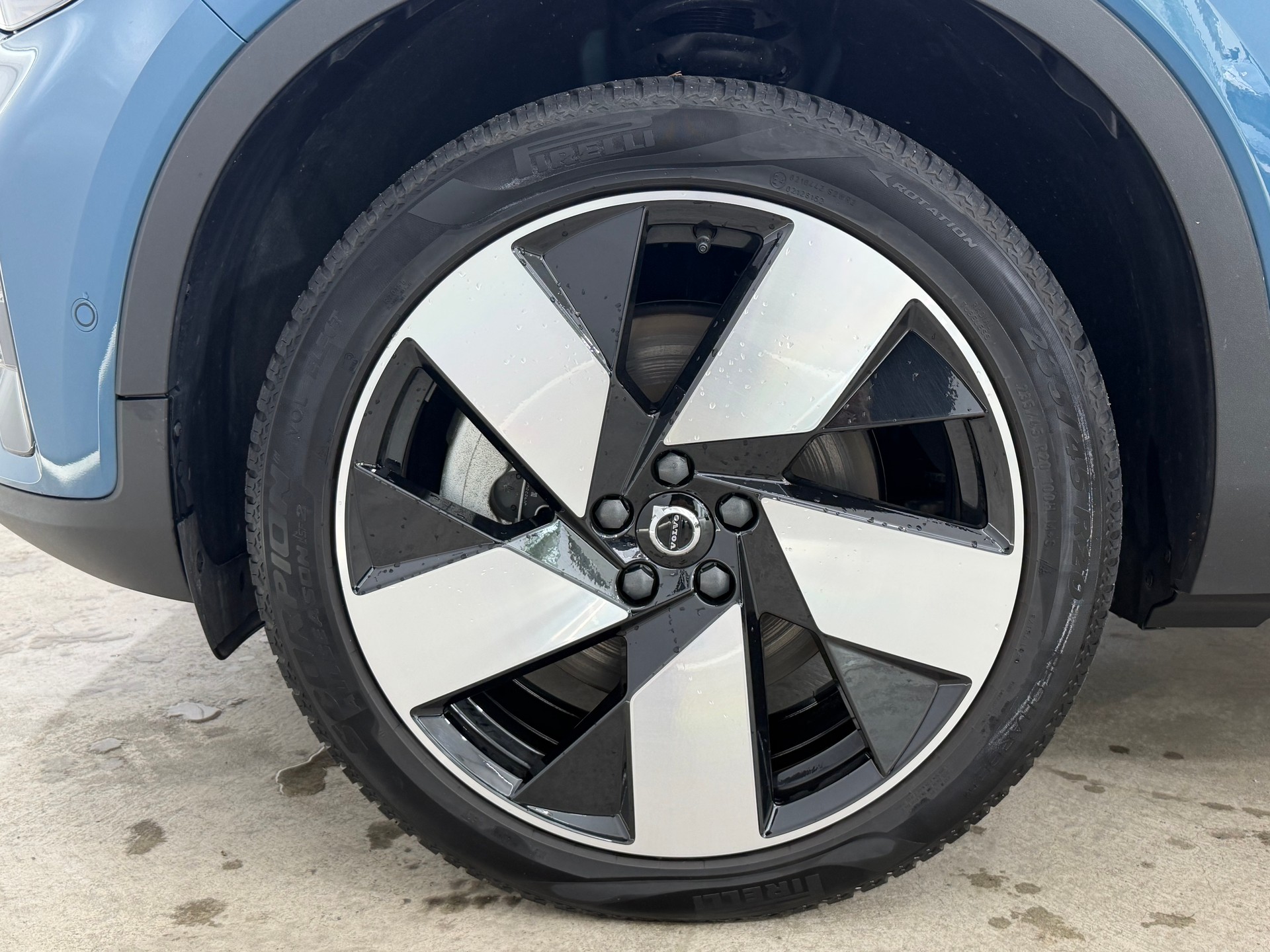 VOLVO C40 P8 Twin Recharge AWD-image-9