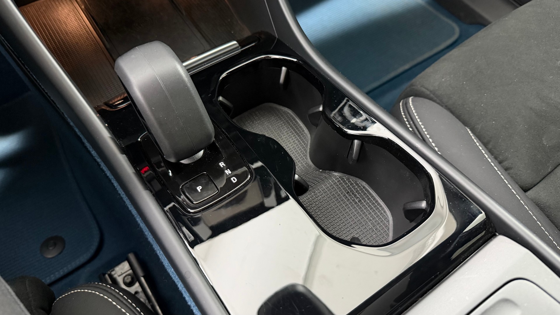 VOLVO C40 P8 Twin Recharge AWD-image-10
