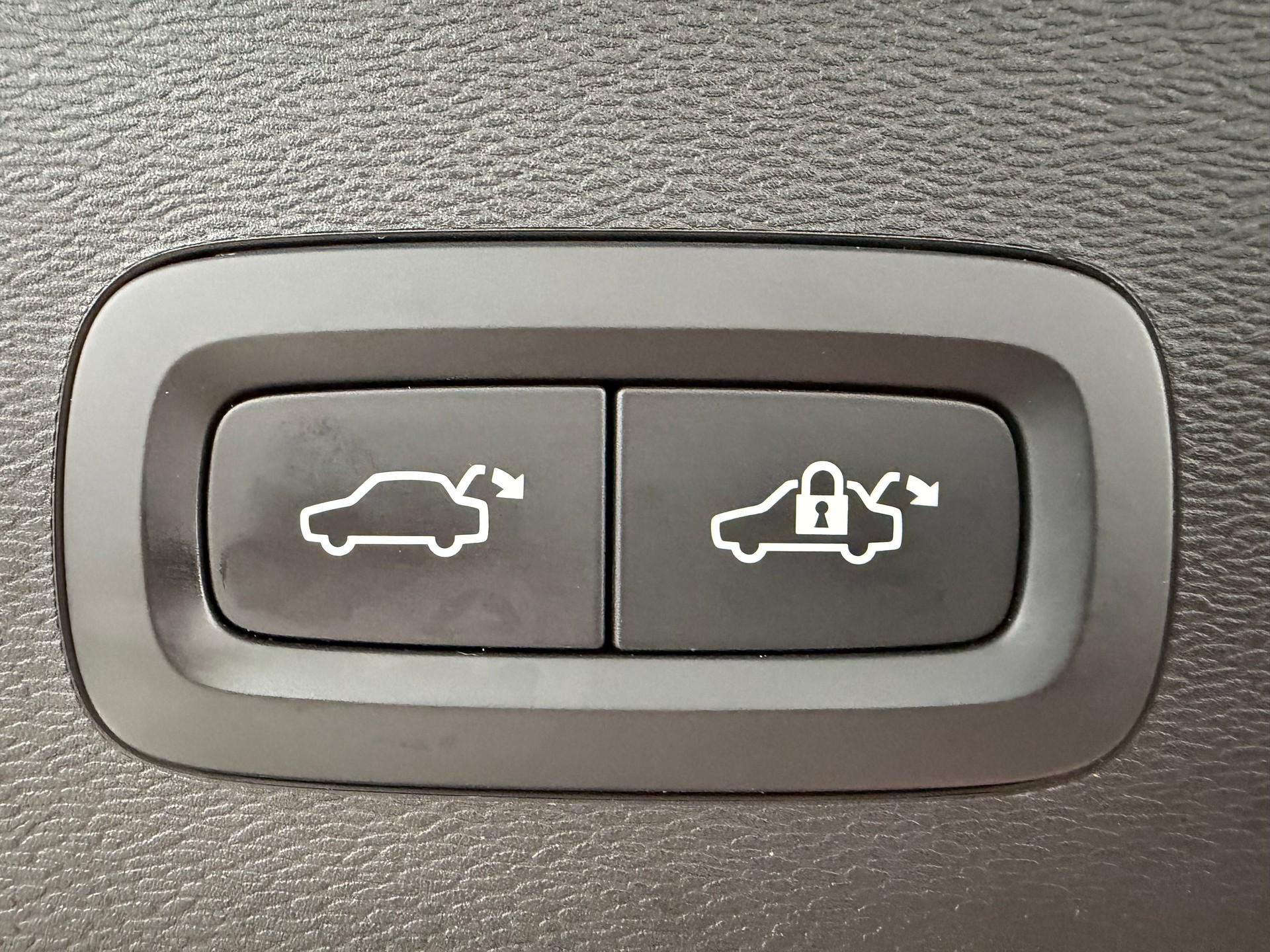 VOLVO C40 P8 Twin Recharge AWD-image-15