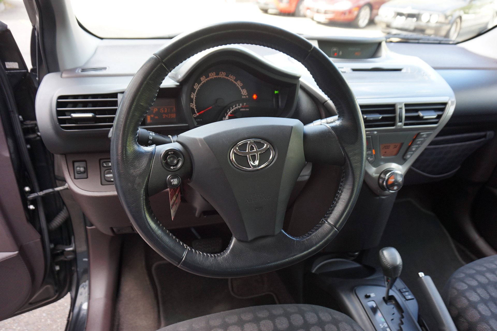 TOYOTA iQ 1.0 VVT-i Multidrive-image-8
