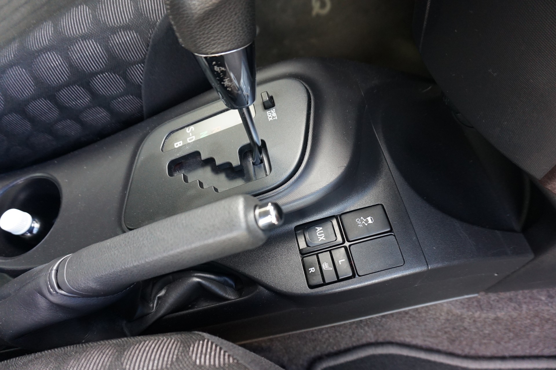 TOYOTA iQ 1.0 VVT-i Multidrive-image-9