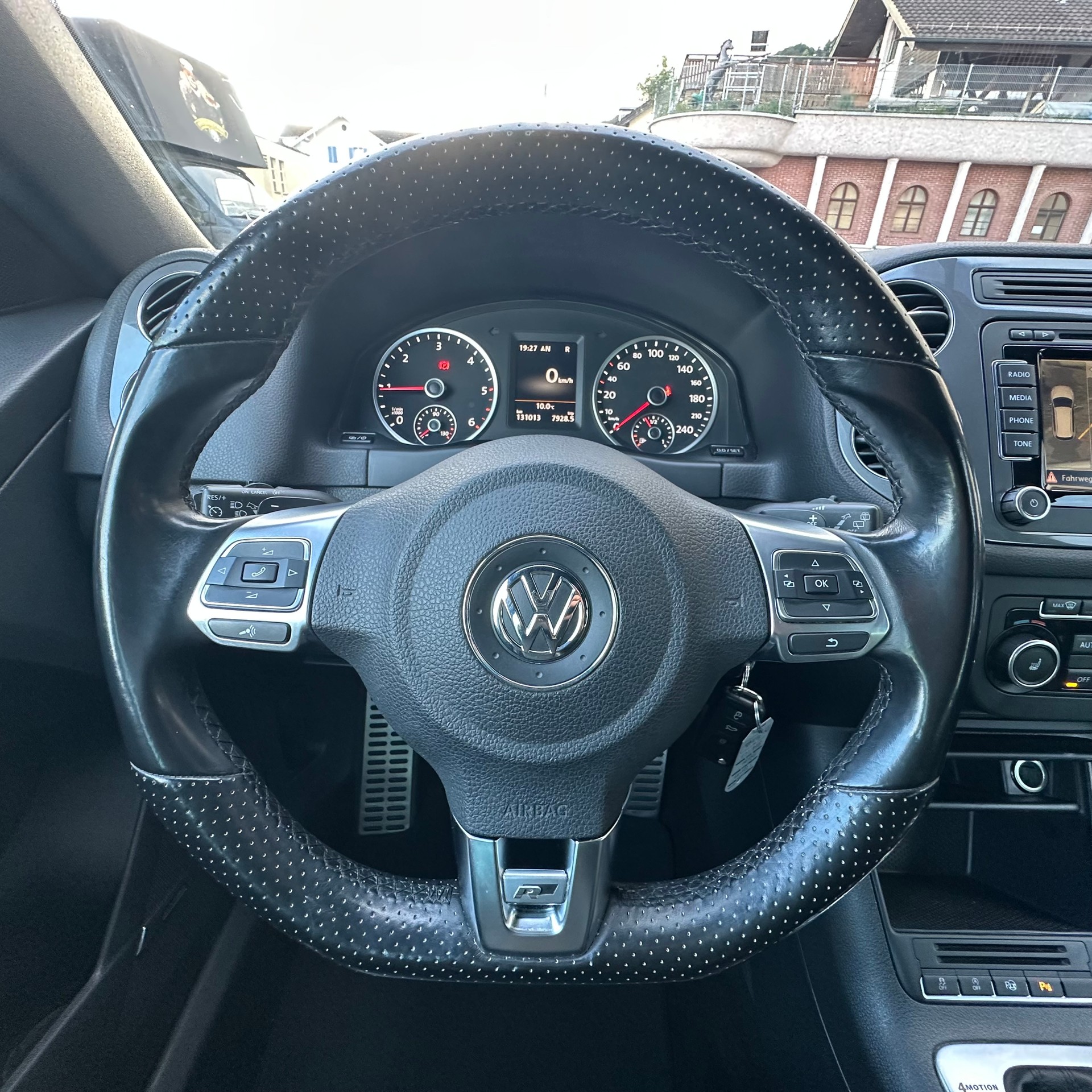 VW Tiguan 2.0 TDI BMT Cup R-Line 4Motion DSG-image-11