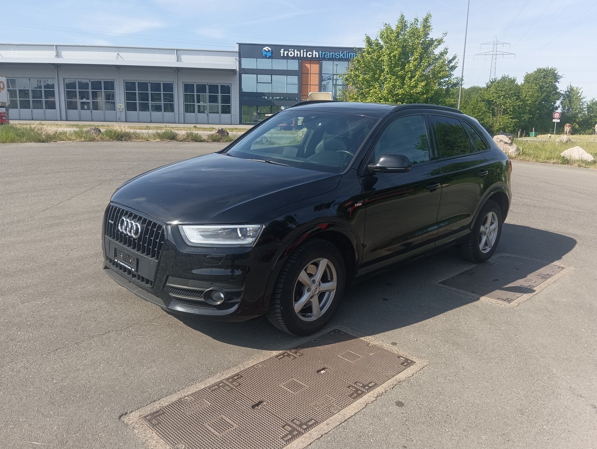 AUDI Q3 2.0 TFSI quattro S-tronic-image-2