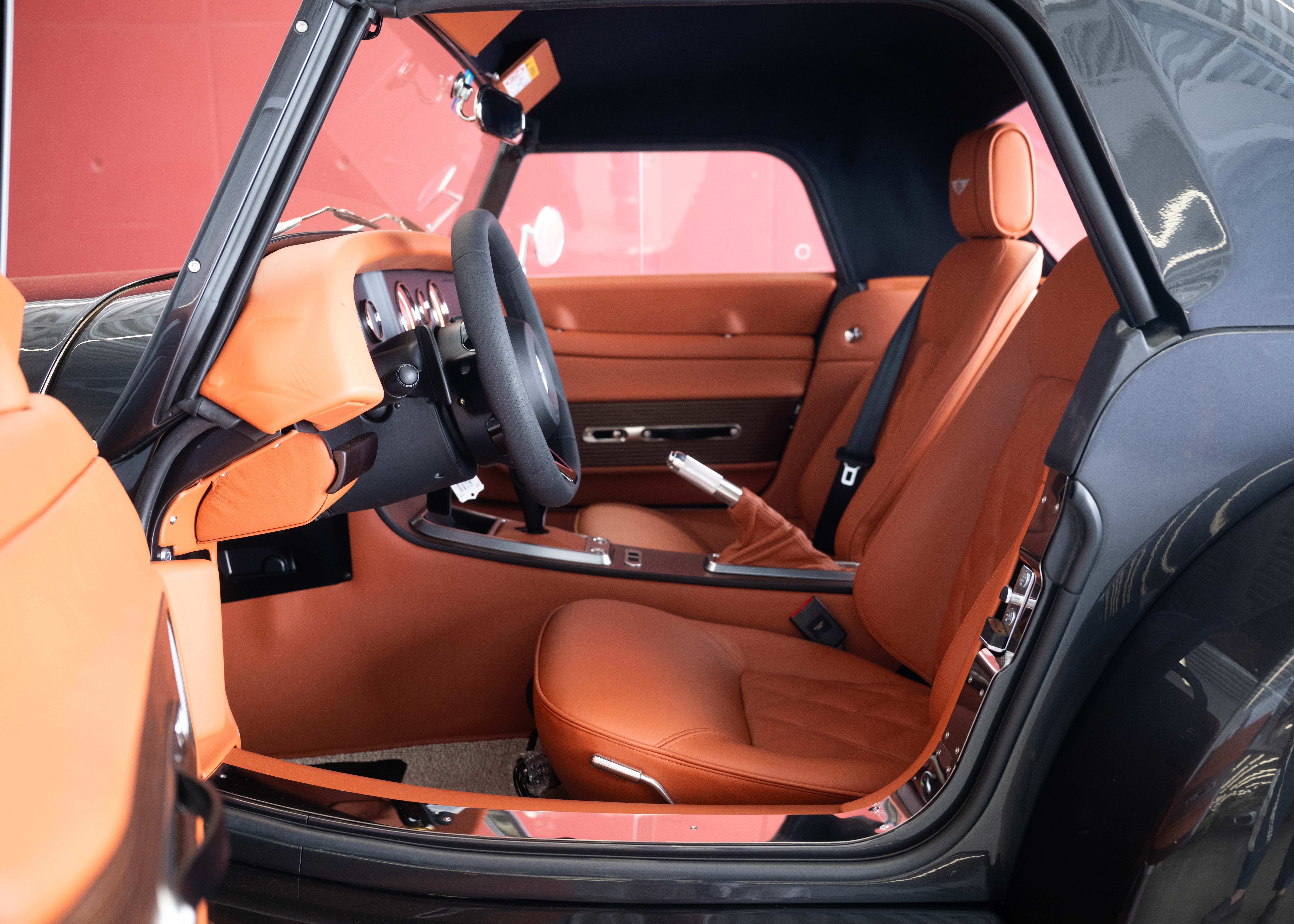Image MORGAN PLUS-SIX Supersport 3.0 Bespoke (Swiss new car, Dark Silver metallic paint, 30-month factory warranty)