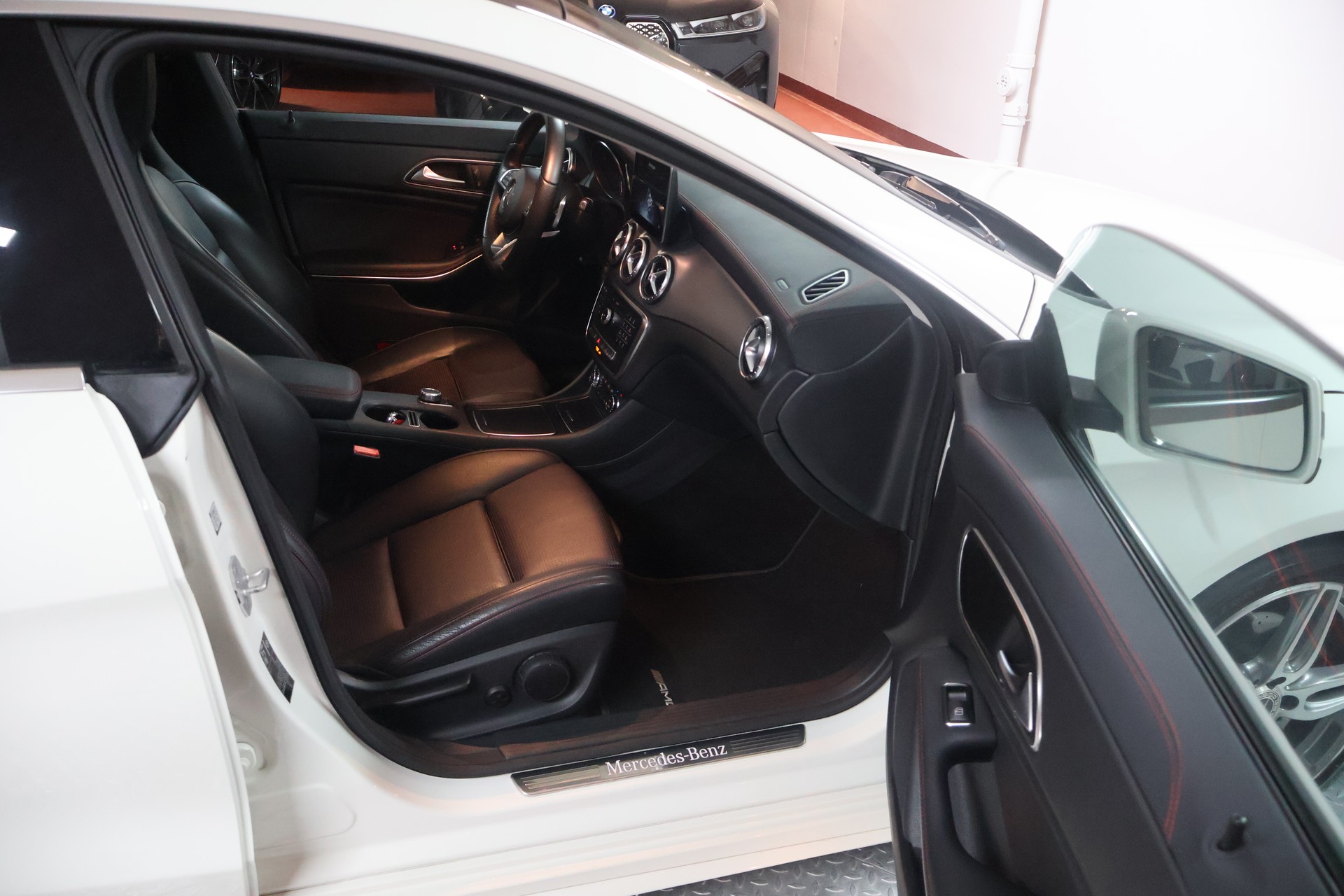 MERCEDES-BENZ CLA Shooting Brake 200 d AMG Line 4Matic 7G-DCT-image-11