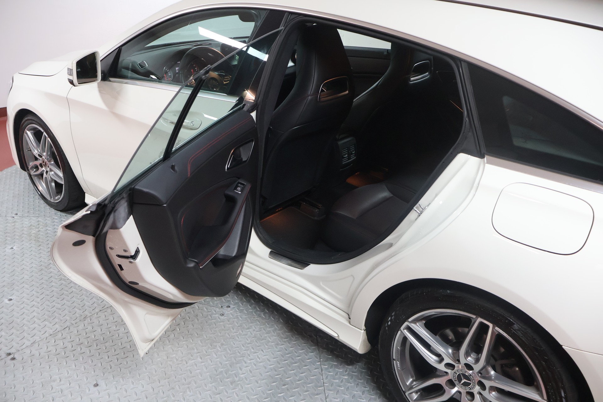 MERCEDES-BENZ CLA Shooting Brake 200 d AMG Line 4Matic 7G-DCT-image-16