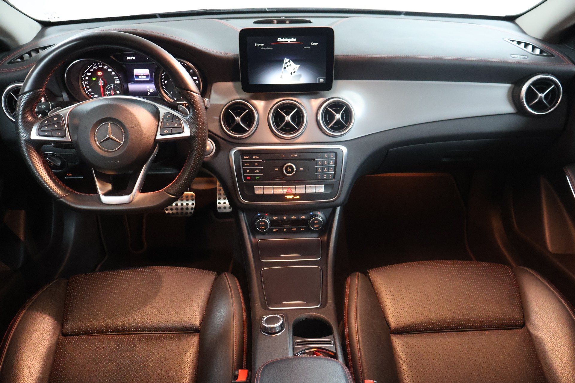 MERCEDES-BENZ CLA Shooting Brake 200 d AMG Line 4Matic 7G-DCT-image-9