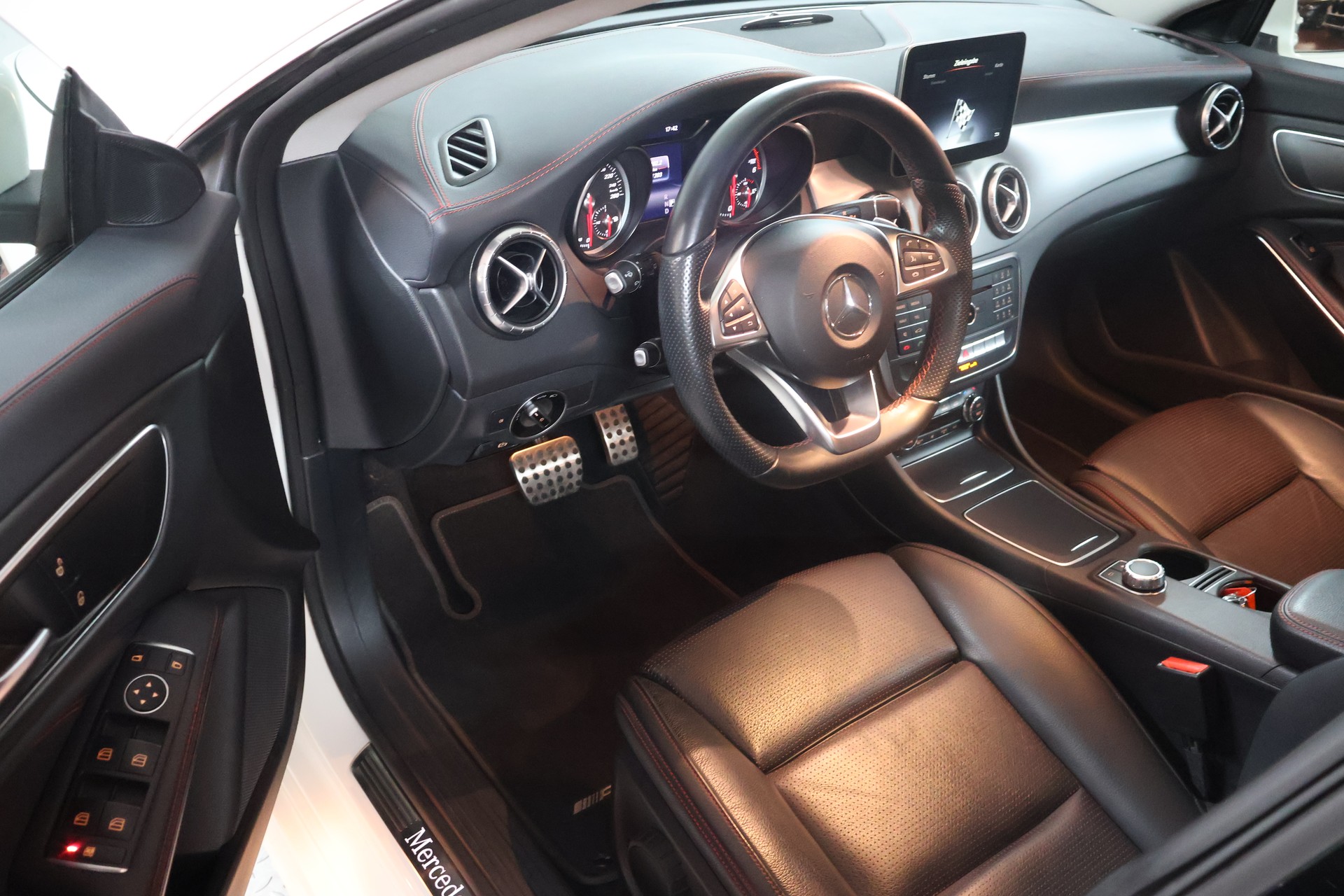 MERCEDES-BENZ CLA Shooting Brake 200 d AMG Line 4Matic 7G-DCT-image-7
