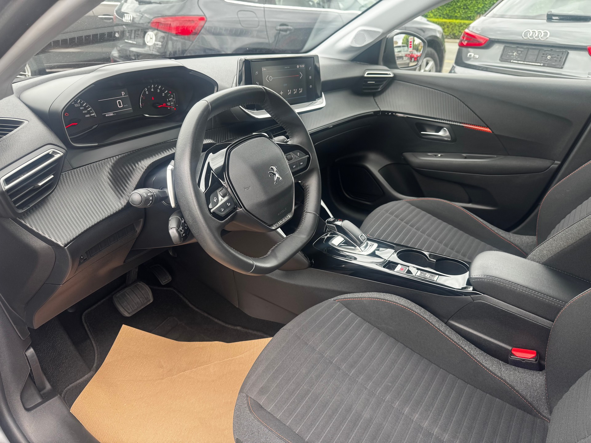 PEUGEOT 208 1.2 PureTech Active Pack EAT8-image-11