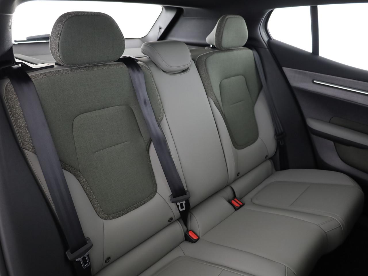 VOLVO EX30 CC P8 Ultra AWD-image-9