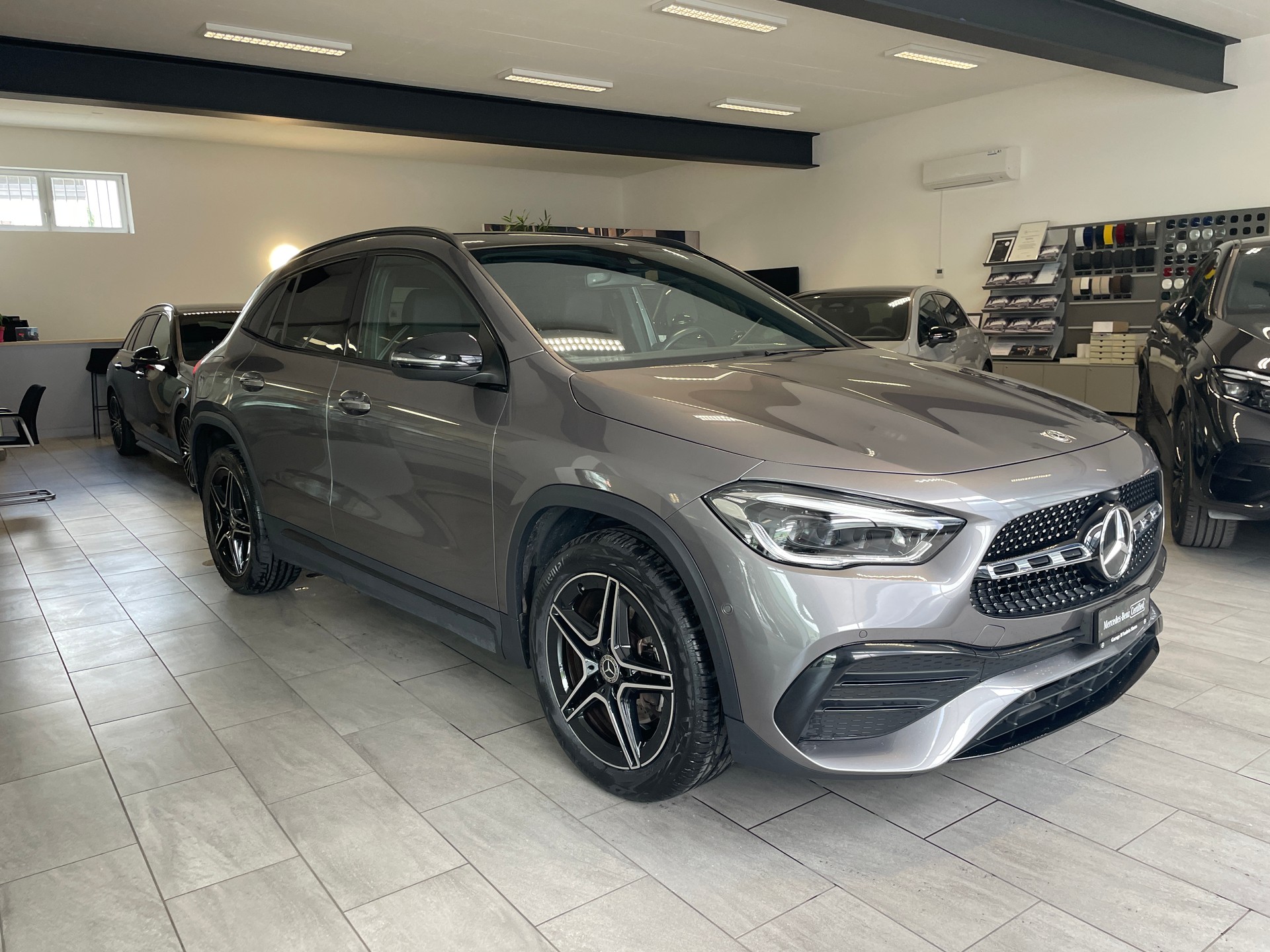 MERCEDES-BENZ GLA 250e AMG Line 8G-DCT-image-2