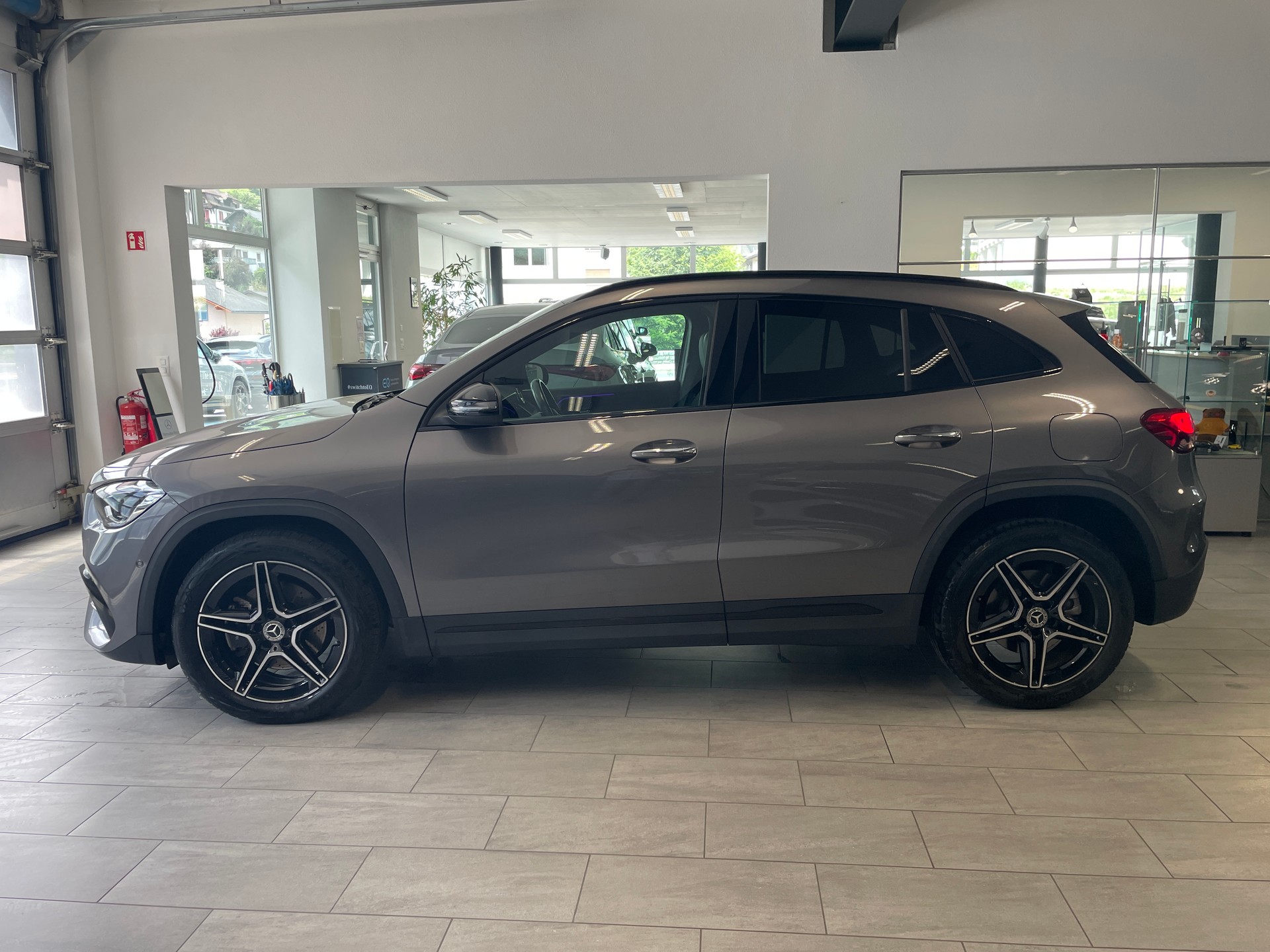 MERCEDES-BENZ GLA 250e AMG Line 8G-DCT-image-3