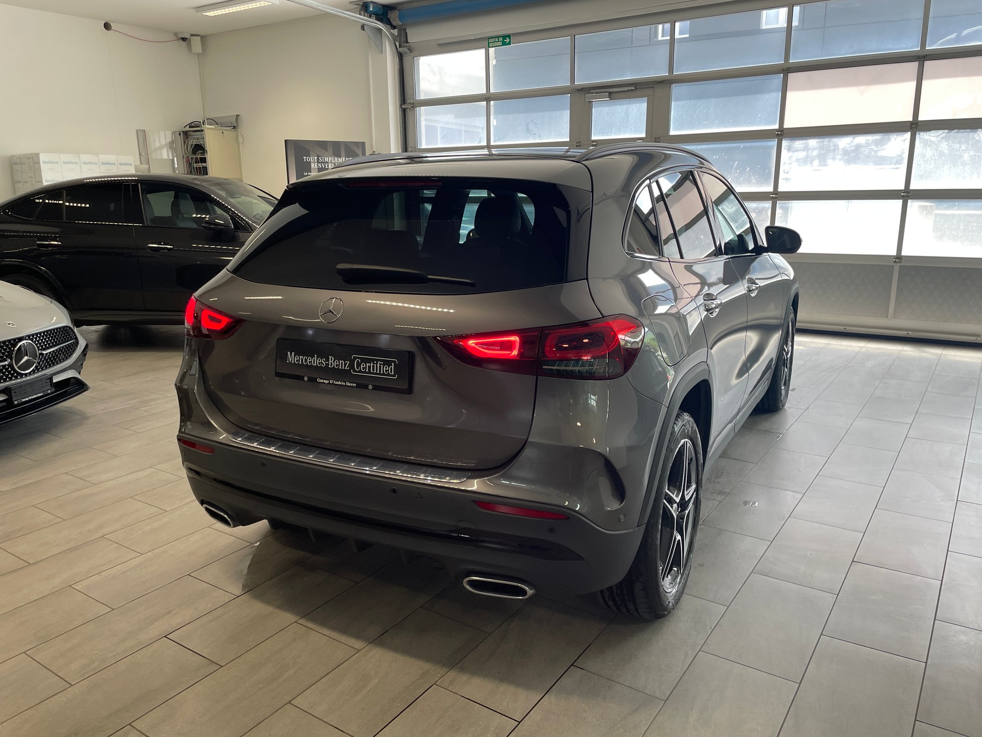 MERCEDES-BENZ GLA 250e AMG Line 8G-DCT-image-5