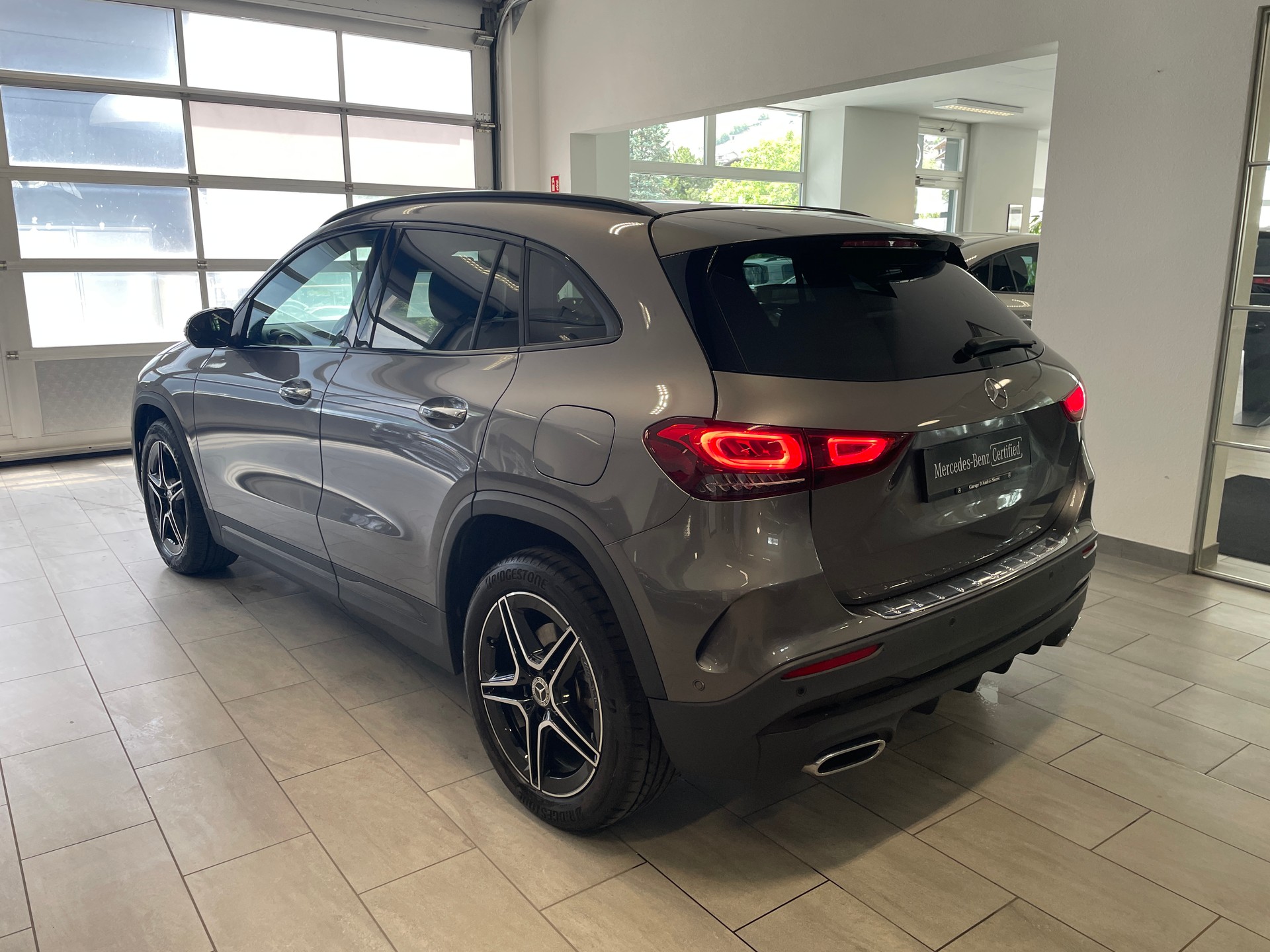 MERCEDES-BENZ GLA 250e AMG Line 8G-DCT-image-4