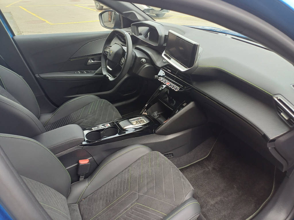 PEUGEOT 208 e-GT-image-4