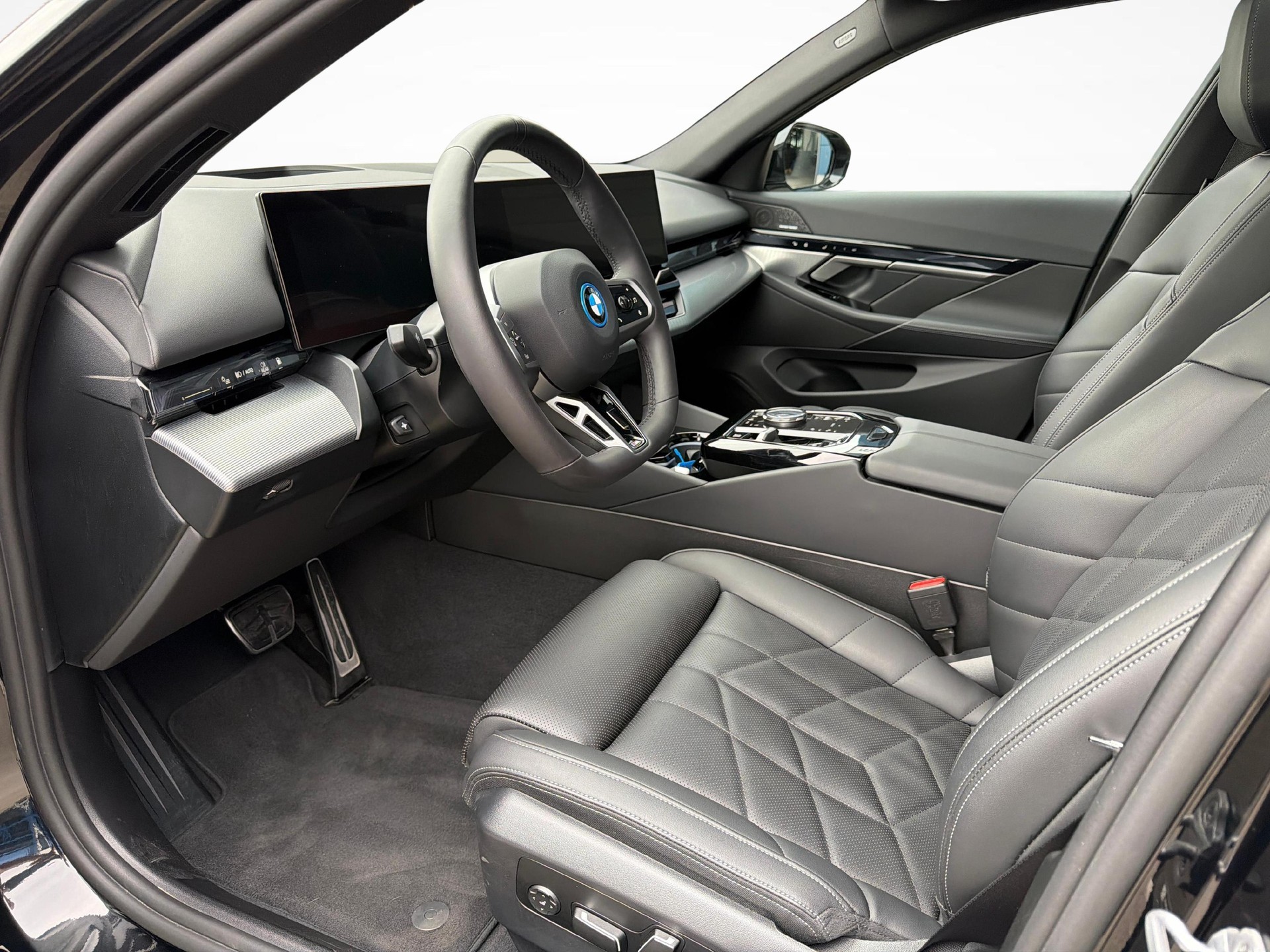 BMW 530e xDrive Touring-image-11