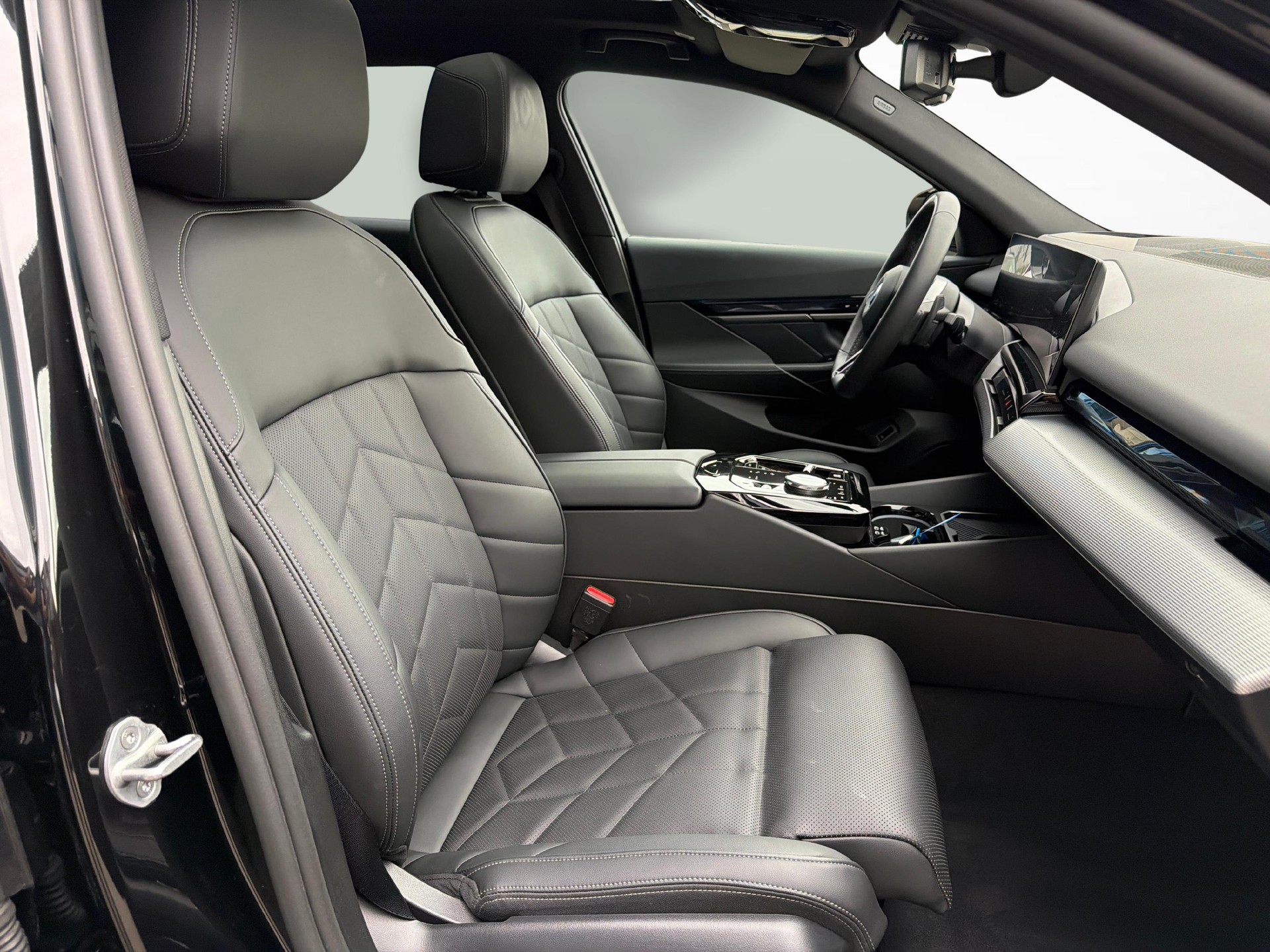 BMW 530e xDrive Touring-image-12
